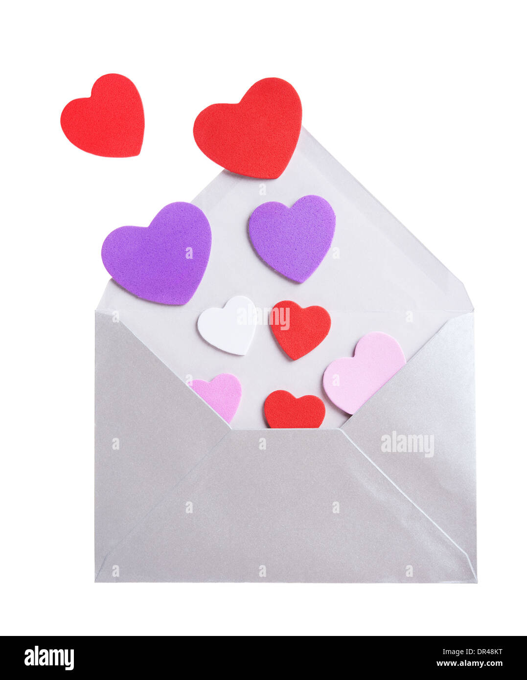 Enveloppe avec des formes en mousse coeurs pour la Saint-Valentin sur fond blanc Banque D'Images