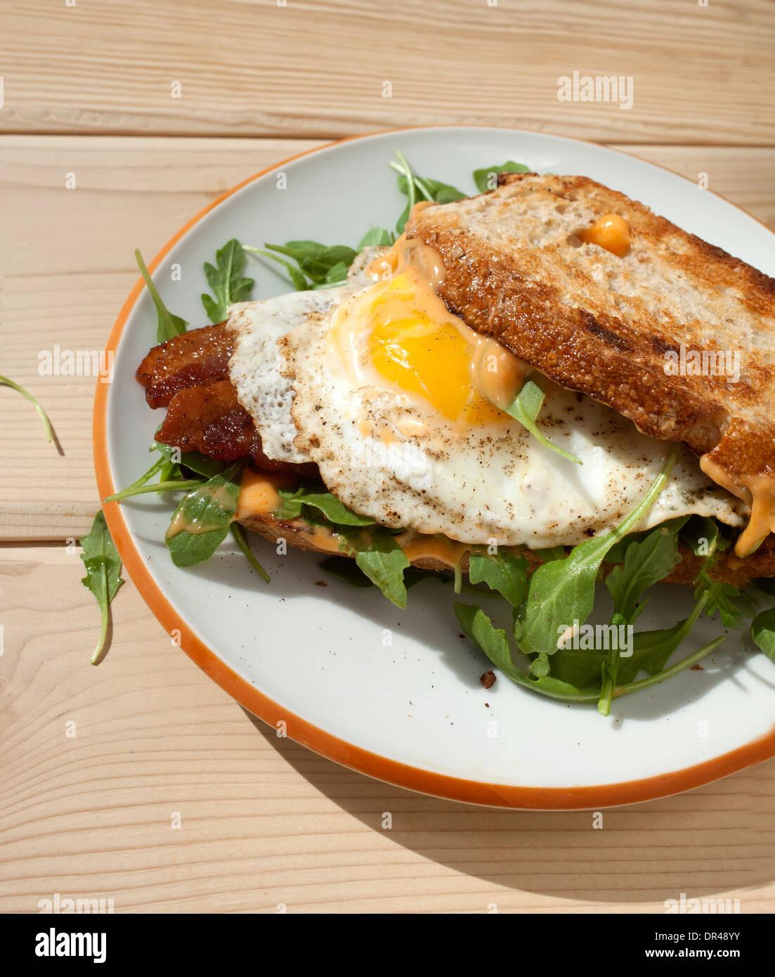 Ouvrir l'œuf sandwich déjeuner face Banque D'Images