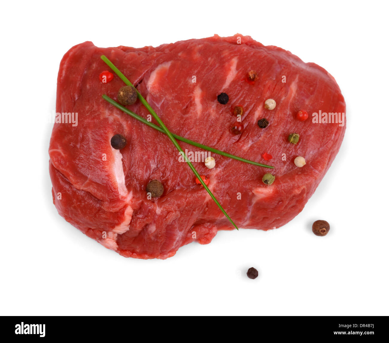 Steak de bœuf juteux avec des grains de poivre et l'oignon de printemps, isolé Banque D'Images