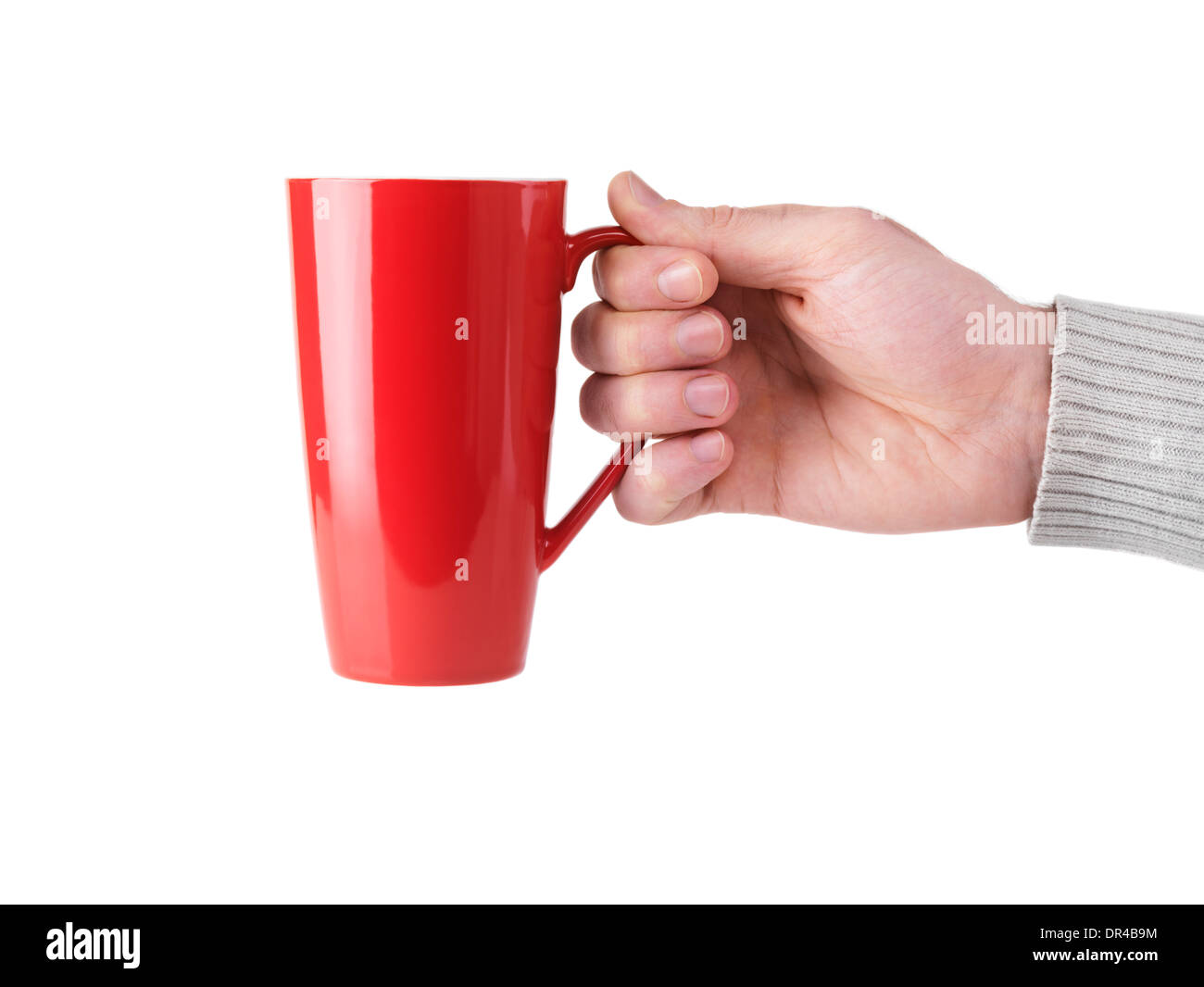 Personne holding red tall mug de thé dans sa main isolé sur fond blanc Banque D'Images