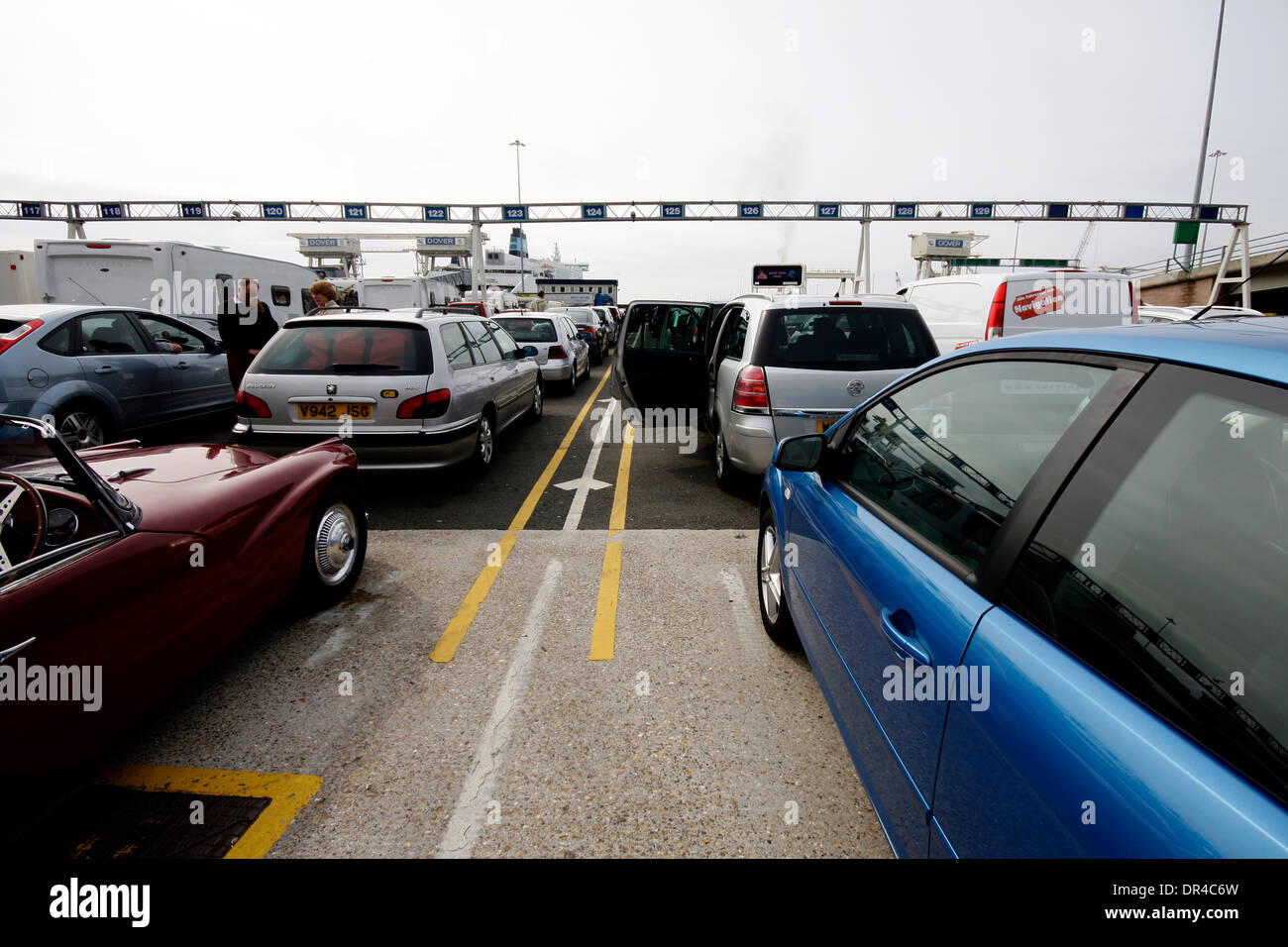 Des voitures font la queue pour un cross channel ferry de Douvres Banque D'Images