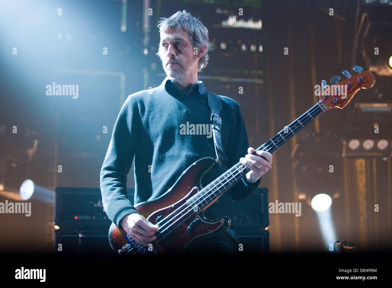 Dec 15, 2008 - London, Ontario, Canada - Le bassiste ANDREW PIRAN BELL d'Oasis exécute pendant un spectacle au John Labatt Centre à London. (Crédit Image : © Oliver Day/EMI/Southcreek ZUMA Press) Banque D'Images