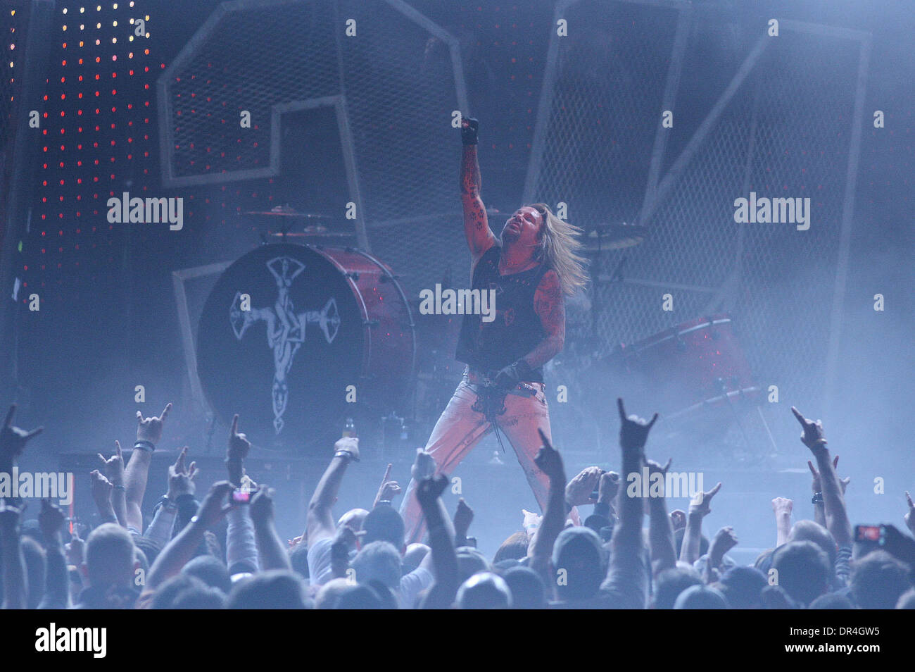 28 févr., 2009 - La Nouvelle Orléans, Louisiane, USA - VINCE NEIL de Mötley Crüe joue sur la scène pendant les Saints of Los Angeles Tour qui a fait un arrêt à la New Orleans Arena. (Crédit Image : © Derick Hingle/Southcreek IME/ZUMA Press) Banque D'Images