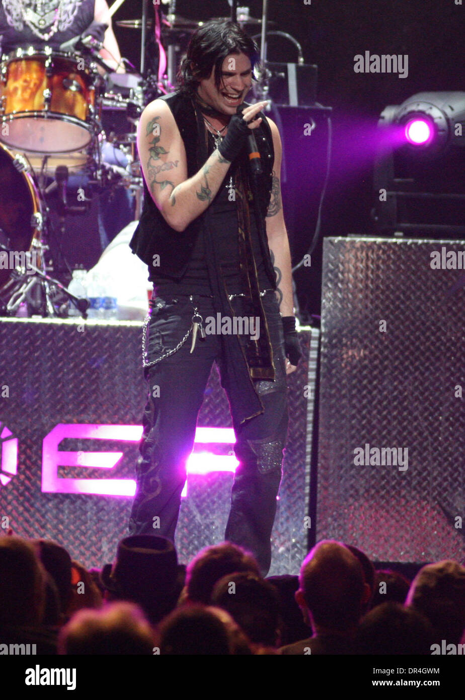 28 févr., 2009 - La Nouvelle Orléans, Louisiane, USA - AUSTIN WINKLER (centre) d'entraver joue sur la scène au cours de la Motley Crue Saints of Los Angeles Tour qui a fait un arrêt à la New Orleans Arena à La Nouvelle-Orléans, Louisiane. (Crédit Image : © Derick Hingle/Southcreek IME/ZUMA Press) Banque D'Images