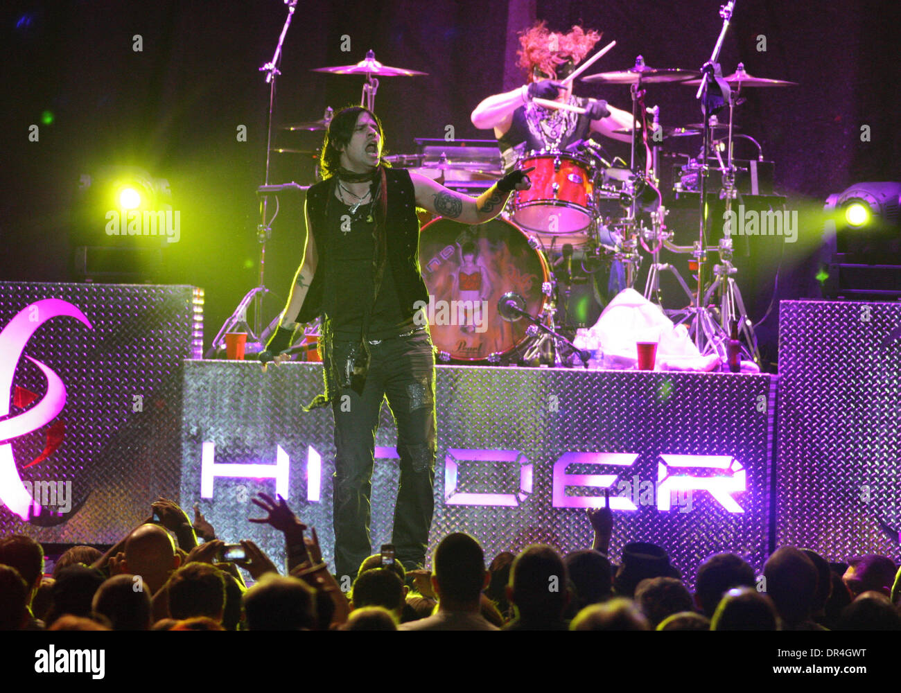 28 févr., 2009 - La Nouvelle Orléans, Louisiane, USA - AUSTIN WINKLER (centre) d'entraver joue sur la scène au cours de la Motley Crue Saints of Los Angeles Tour qui a fait un arrêt à la New Orleans Arena à La Nouvelle-Orléans, Louisiane. (Crédit Image : © Derick Hingle/Southcreek IME/ZUMA Press) Banque D'Images