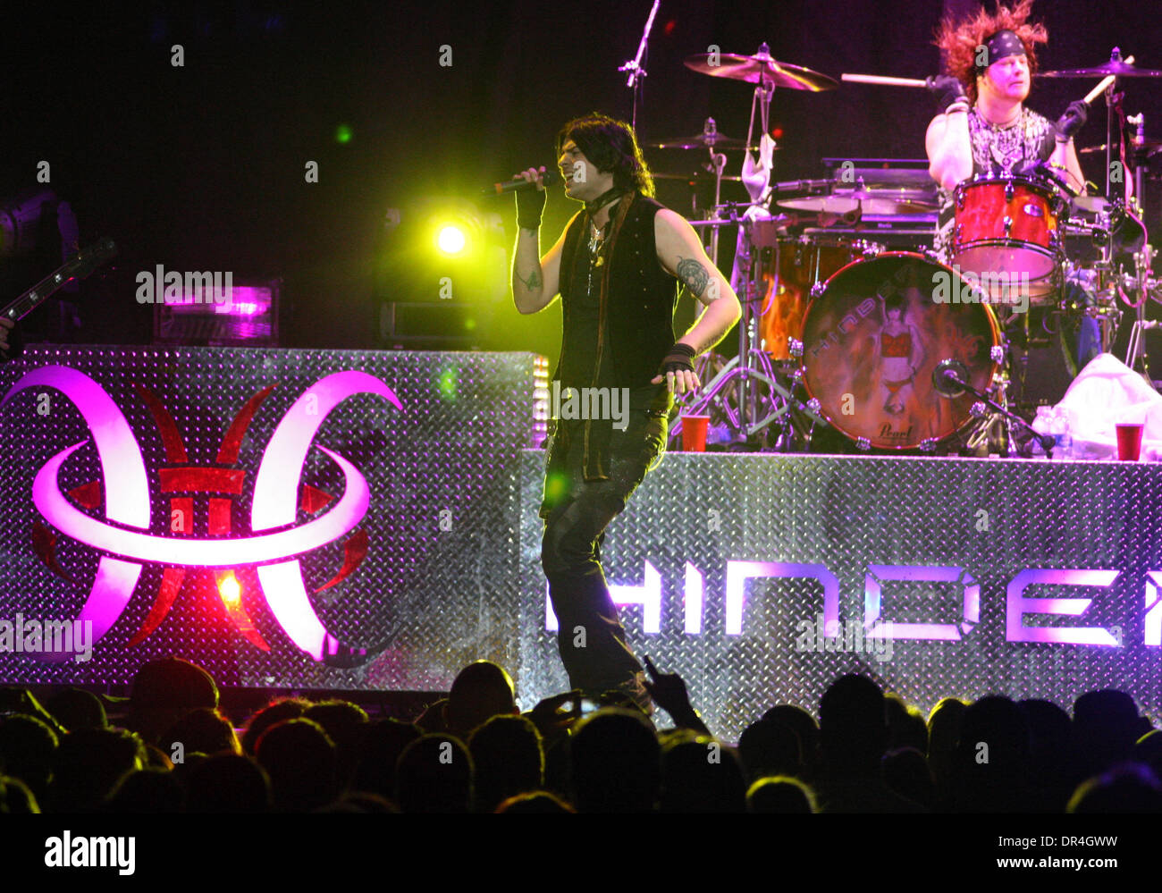 28 févr., 2009 - La Nouvelle Orléans, Louisiane, USA - AUSTIN WINKLER (centre) d'entraver joue sur la scène au cours de la Motley Crue Saints of Los Angeles Tour qui a fait un arrêt à la New Orleans Arena à La Nouvelle-Orléans, Louisiane. (Crédit Image : © Derick Hingle/Southcreek IME/ZUMA Press) Banque D'Images