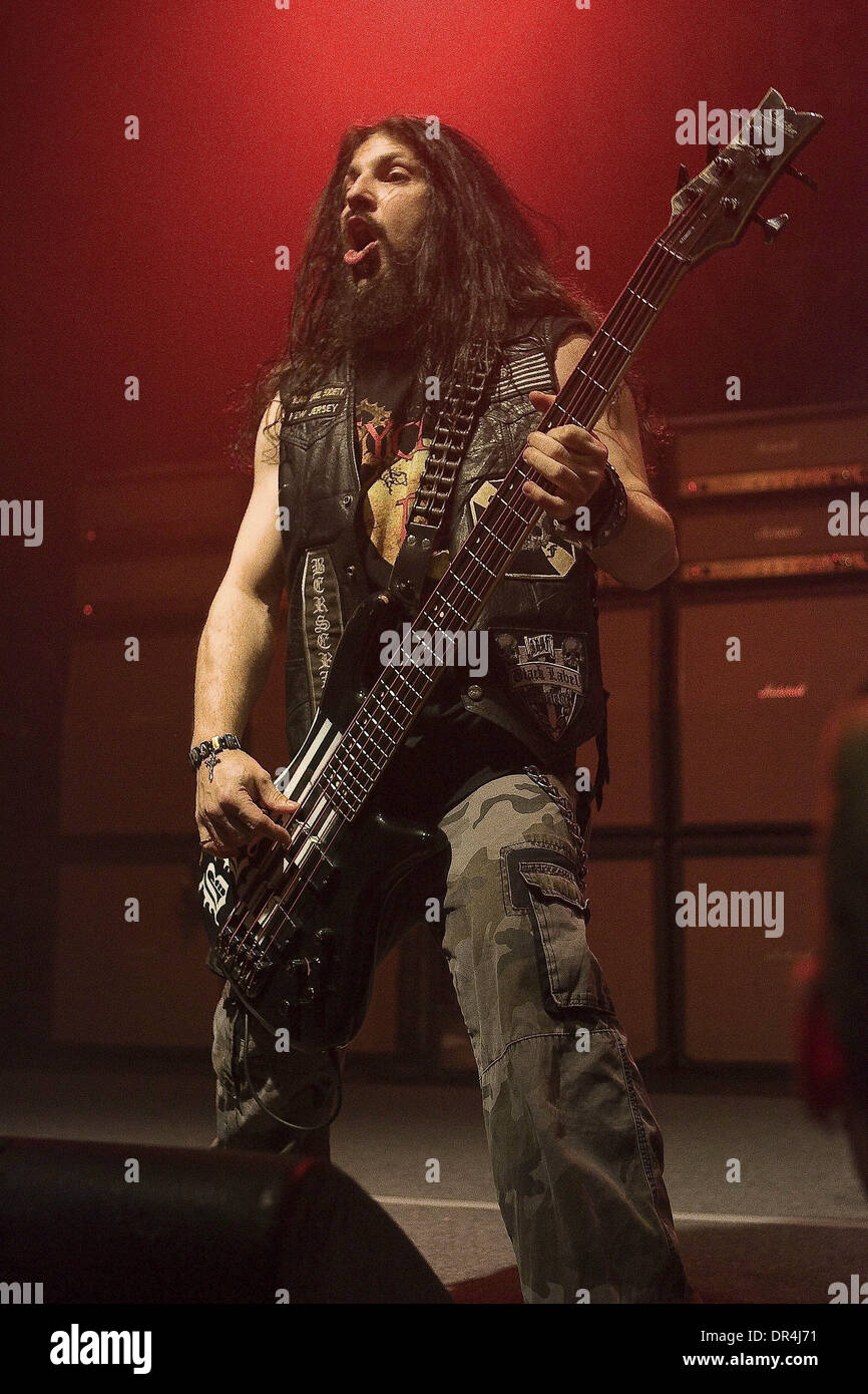 Apr 04, 2009 - Toronto, Ontario, Canada - John DeSERVIO de Black Label Society effectue l'une de leurs chansons au son Academy de Toronto. (Crédit Image : © Steve/Dormer Southcreek IME/ZUMA Press) Banque D'Images