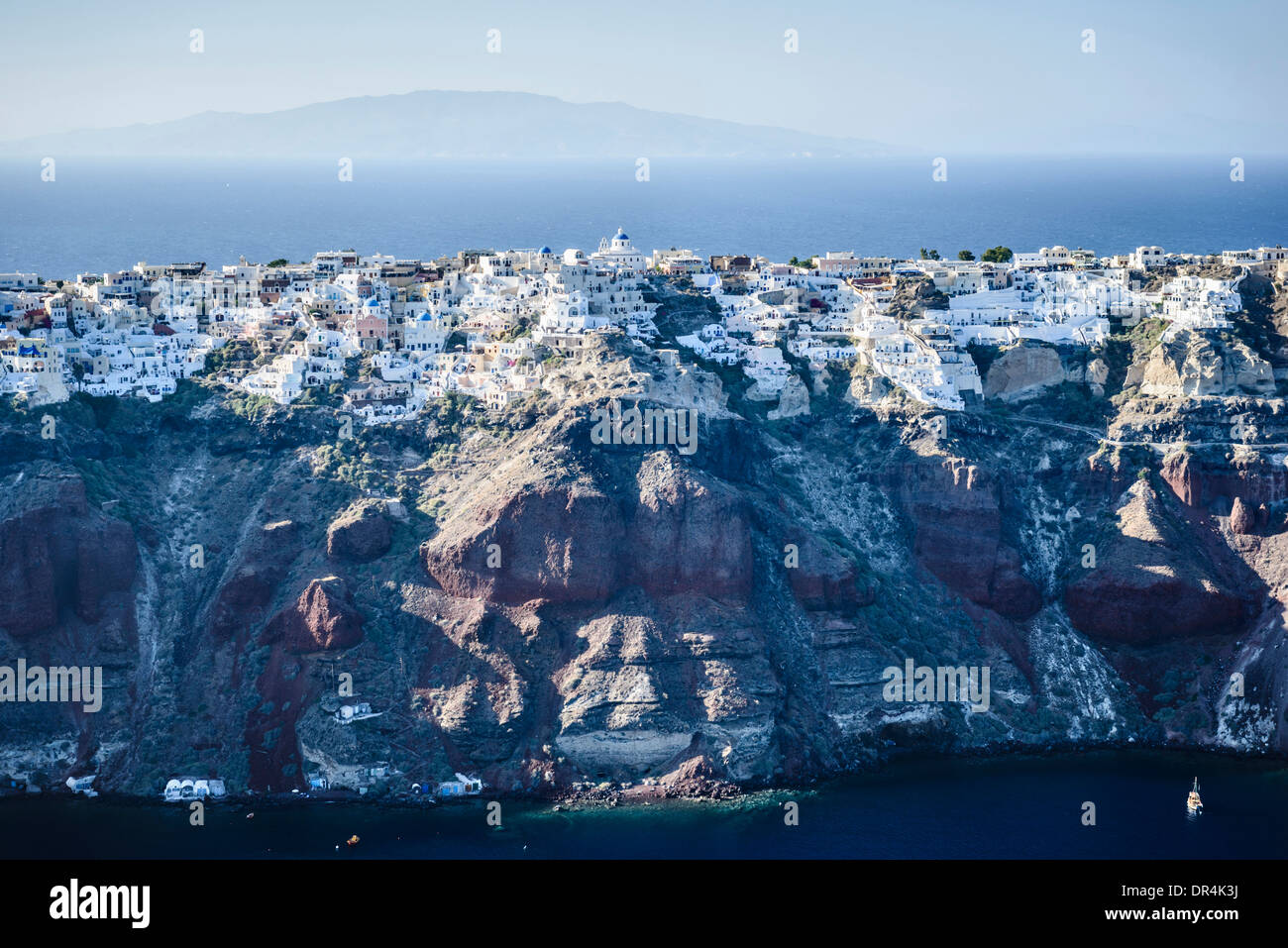 Vue aérienne de la ville construite sur la côte rocheuse, Oia, Egeo, Grèce Banque D'Images