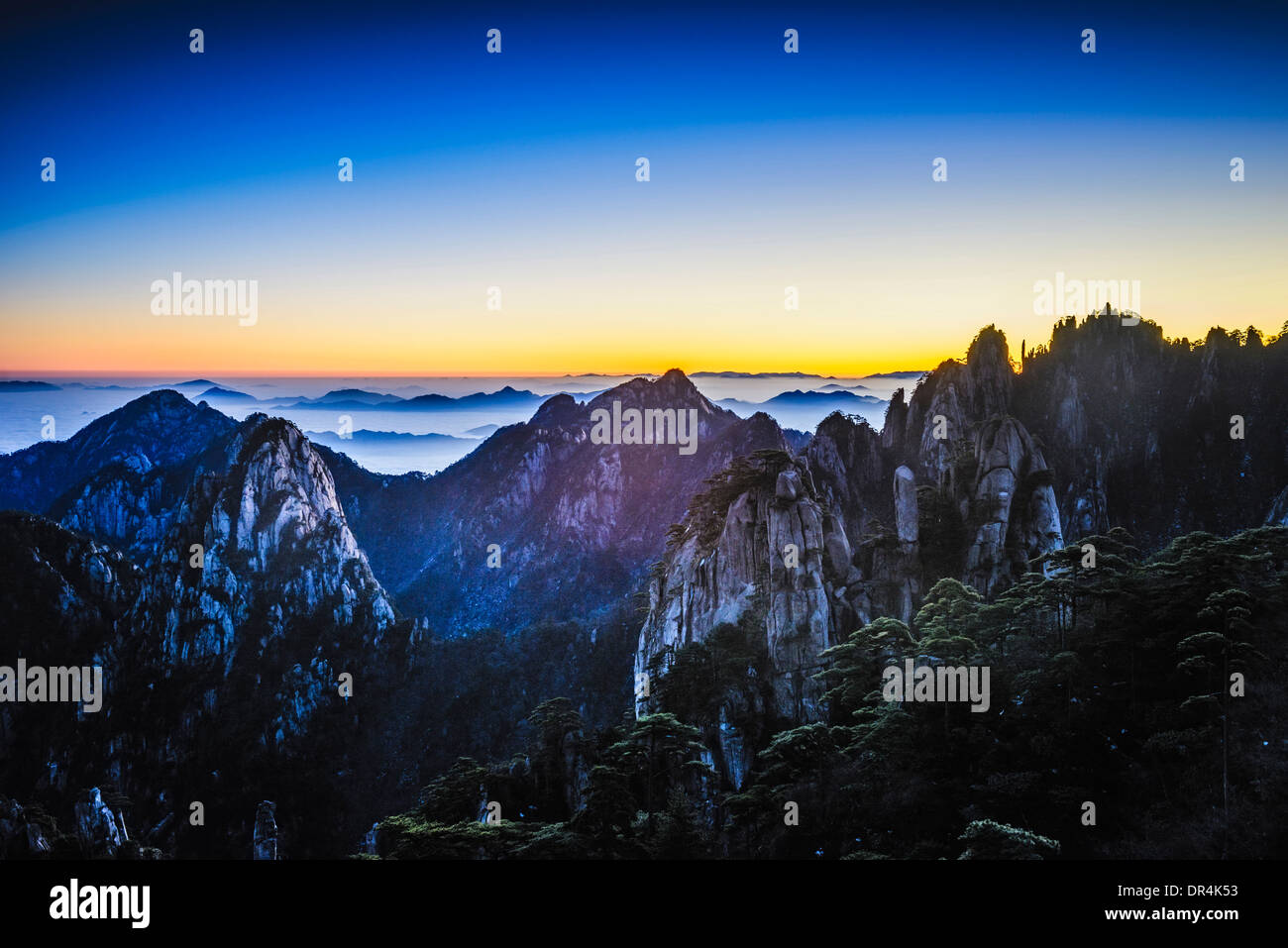Nuages roulant sur les montagnes rocheuses, Huangshan, Anhui, Chine Banque D'Images