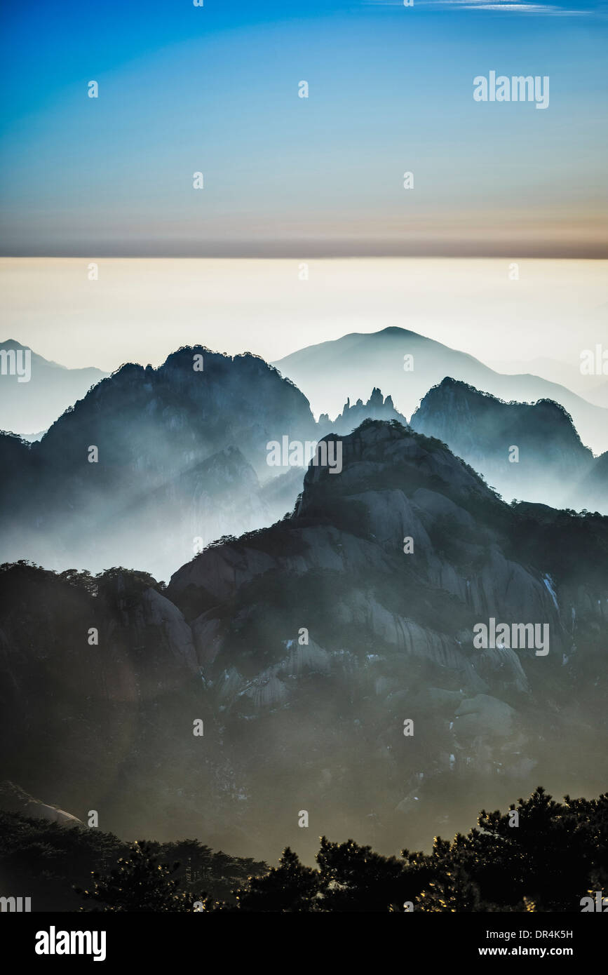 Le brouillard roulant sur les montagnes rocheuses, Huangshan, Anhui, Chine, Banque D'Images