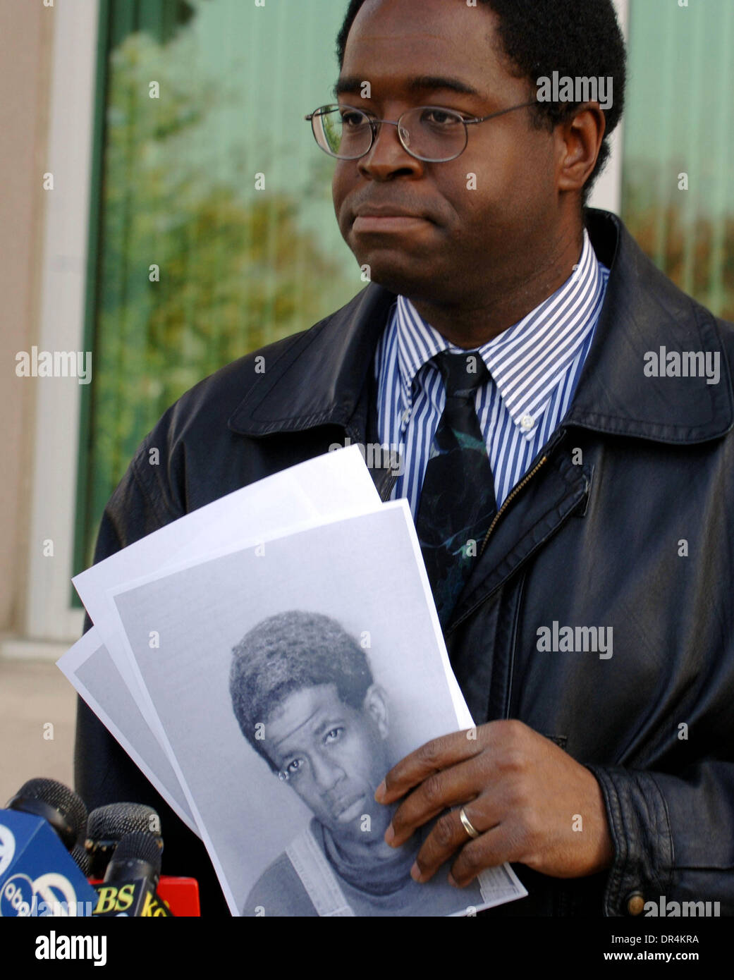 02 déc., 2008 - Tracy, en Californie, Etats-Unis - Tracy rapport de police qu'un échappé de la jeunesse le lundi 1 décembre, par une mise à l'échelle 8 pieds de mur et qui cherchent refuge à In-Shape voisins pour les travailleurs la mendicité Sport de le cacher à Tracy, en Californie Tracy rapport de police qu'il a apparemment était détenu contre sa volonté à la maison à côté du club de remise en forme. L'adolescent ne portait qu'une paire de Boxer Homme Banque D'Images