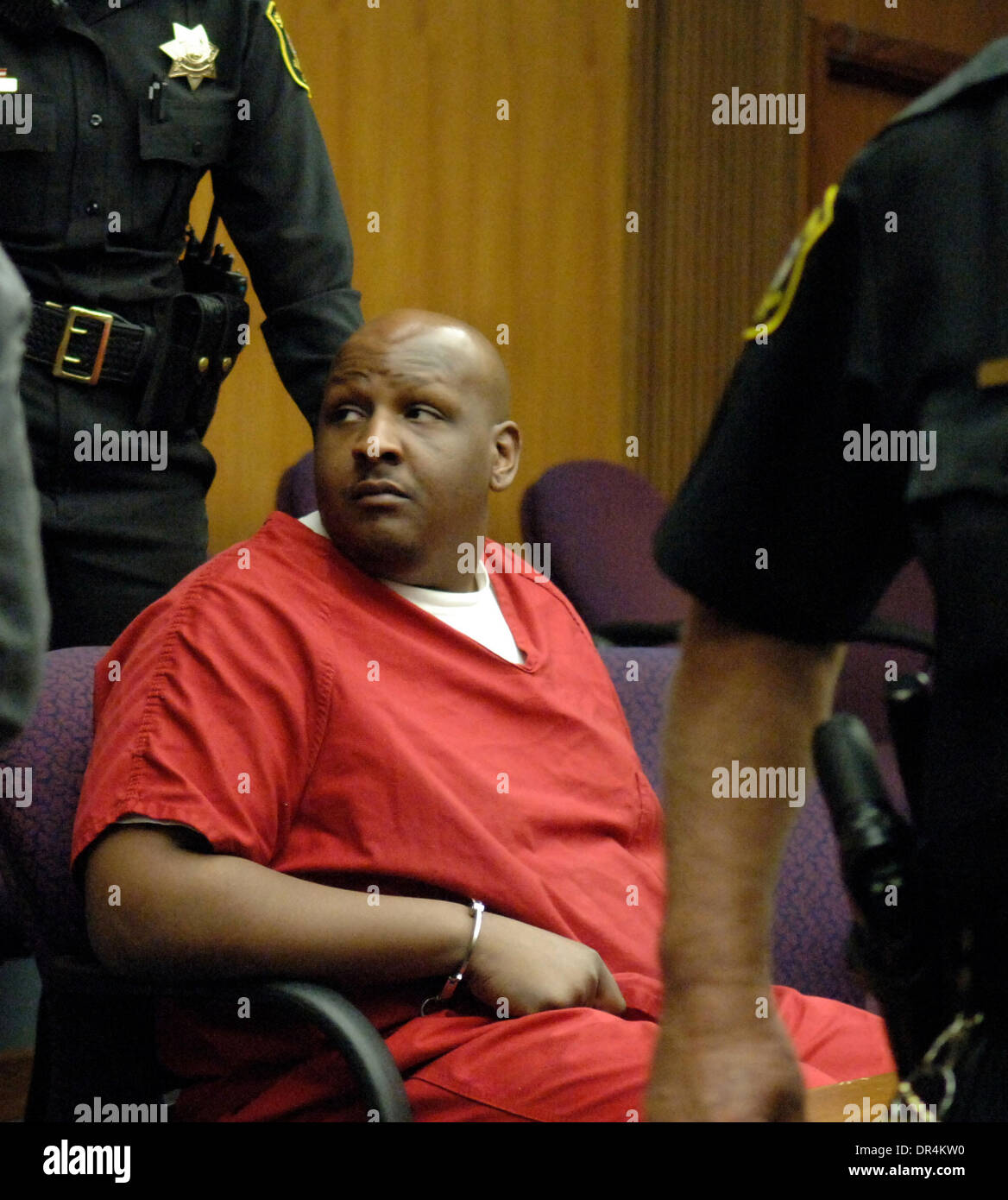 11 déc 2008 - Stockton, Californie, USA - ANTHONY SERVEURS, 29 ans, de Tracy apparaît avec procureur ALLAN JOSE dans la salle d'audience du juge Cinda S. Fox dans la cour supérieure de San Joaquin à Stockton, Californie, le jeudi, 11 décembre 2008, d'être interpellé sur des accusations d'avoir torturé un jeune homme qui était accusé d'avoir été retenu en captivité pendant plus d'un an. (Crédit Image : © Cailxtro Romias/La Sto Banque D'Images