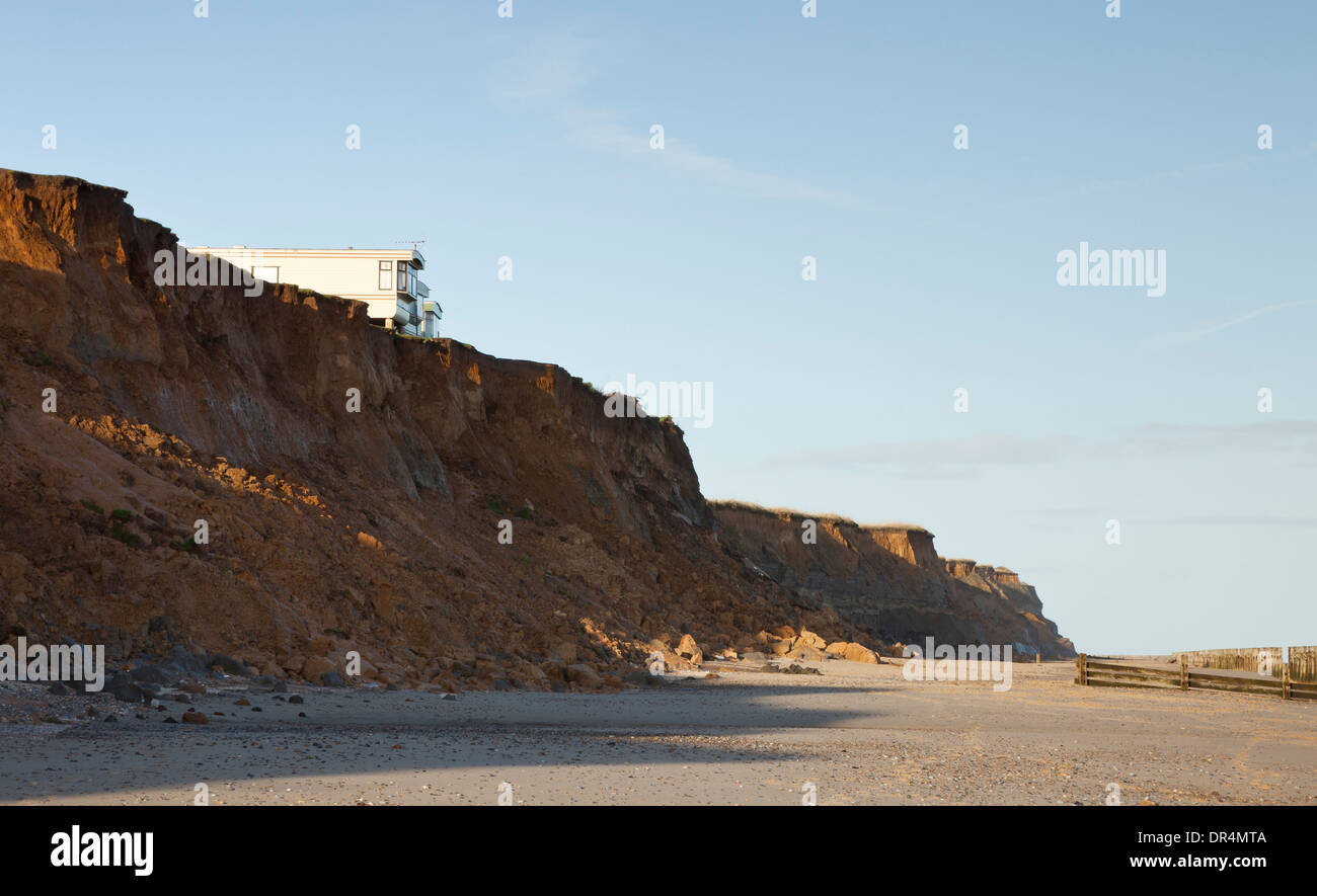 Caravanes sur le bord de la falaise après une tempête à Happisburgh à Norfolk en Angleterre Banque D'Images