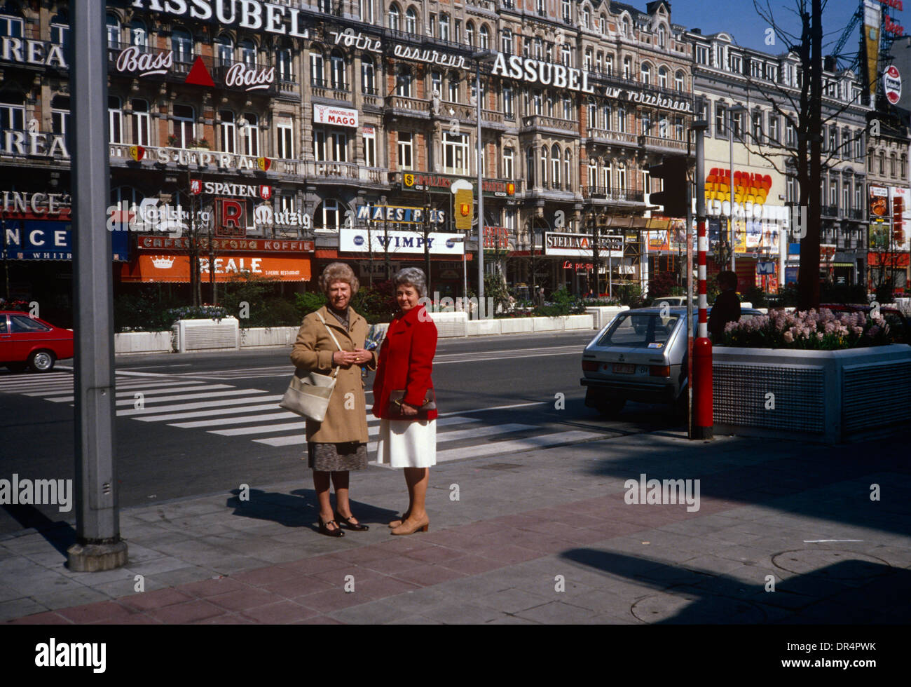 Un portrait de deux amis en Place de Brouckere, Bruxelles dans les années  1970 Photo Stock - Alamy
