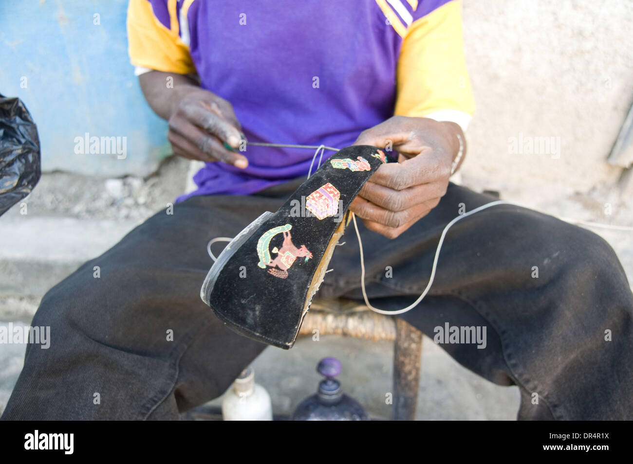 25 avr 2009 - Port-au-Prince, Haïti - un côté de la rue cordonnier répare un mesdames soulier sur une rue près de Delmas 65 à Port-au-Prince. (Crédit Image : © David Snyder/ZUMA Press) Banque D'Images 25 avr 2009 - Port-au-Prince, Haïti - un côté de la rue cordonnier répare un mesdames soulier sur une rue près de Delmas 65 à Port-au-Prince. (Crédit Image : © David Snyder/ZUMA Press) Banque D'Images