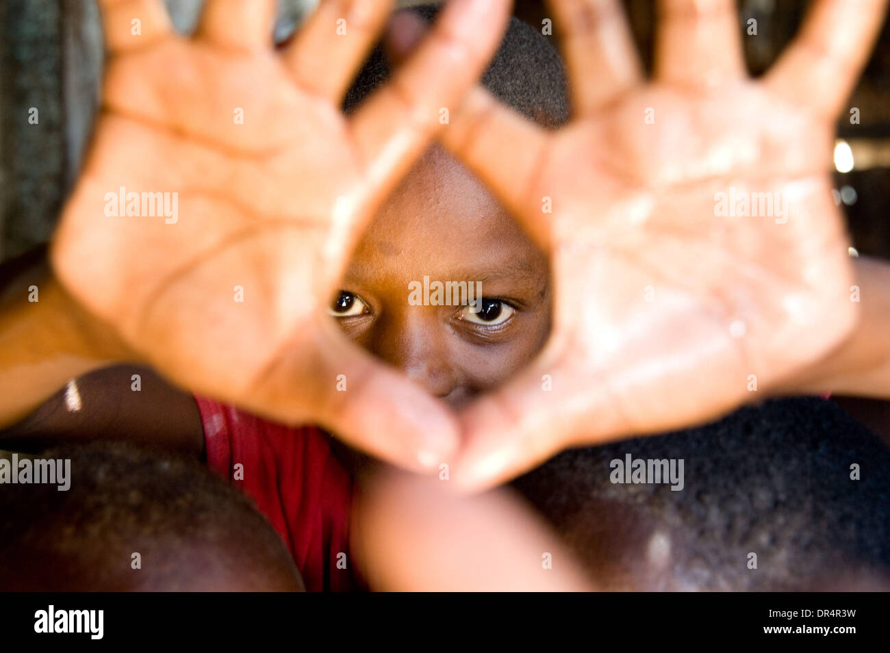 25 avr 2009 - Port-au-Prince, Haïti - des jeunes à l'intérieur d'une maison typique dans le bidonville de Cité Soleil à Port-au-Prince, l'un des pays les plus pauvres et les plus violents de régions d'Haïti. (Crédit Image : © David Snyder/ZUMA Press) Banque D'Images