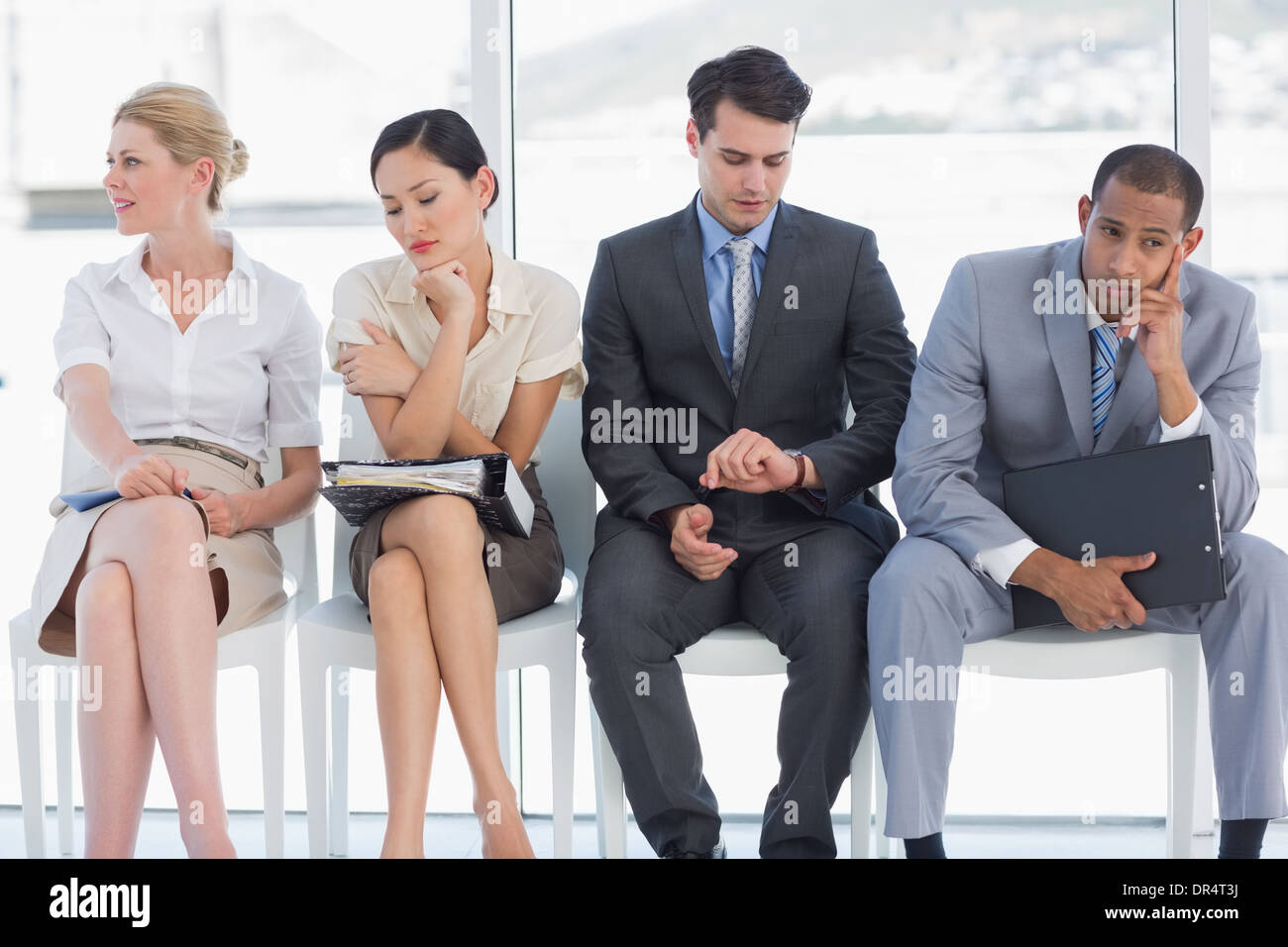 Quatre personnes en attente d'entrevue d'emploi Banque D'Images