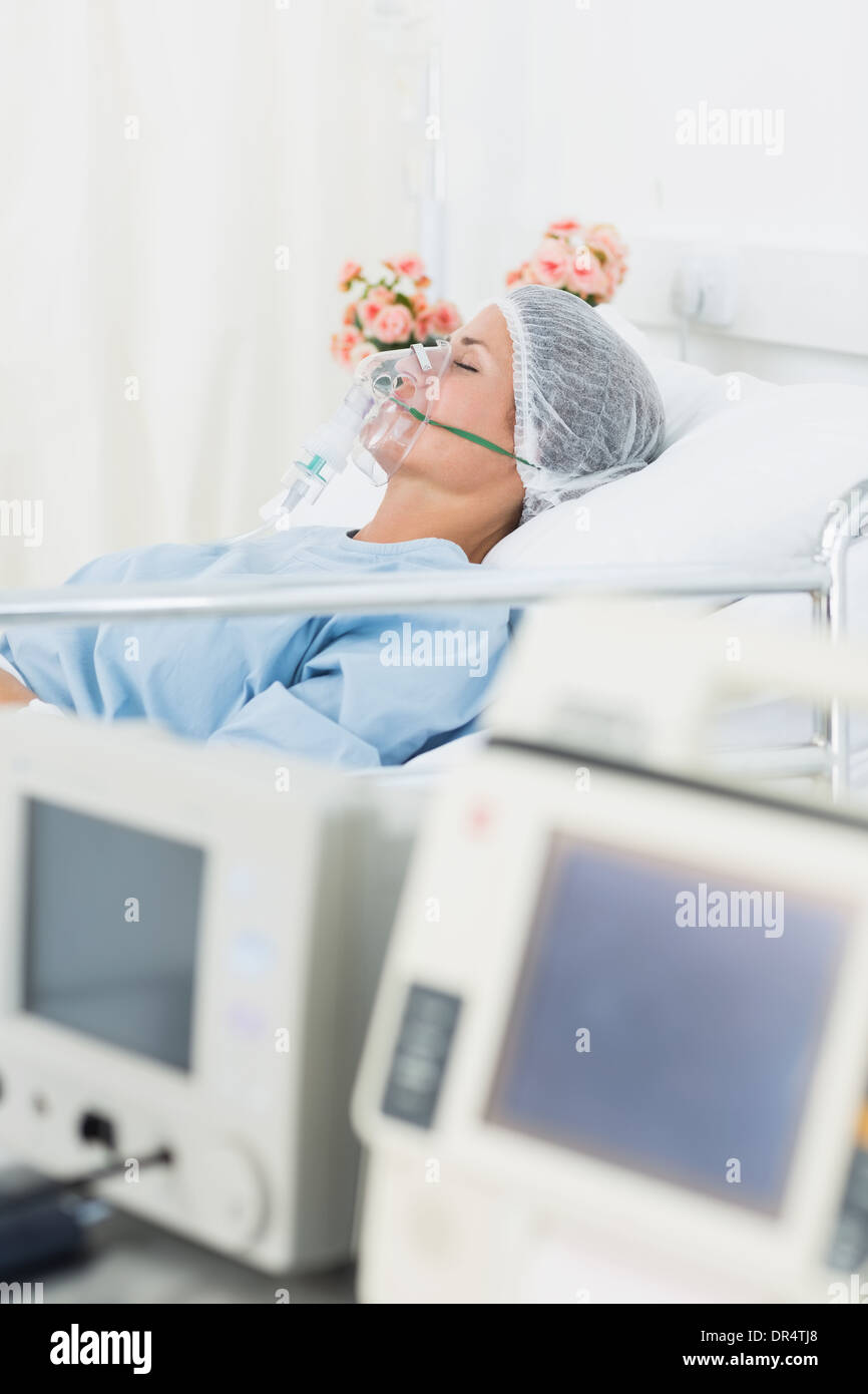 Female patient receiving artificial ventilation Banque D'Images