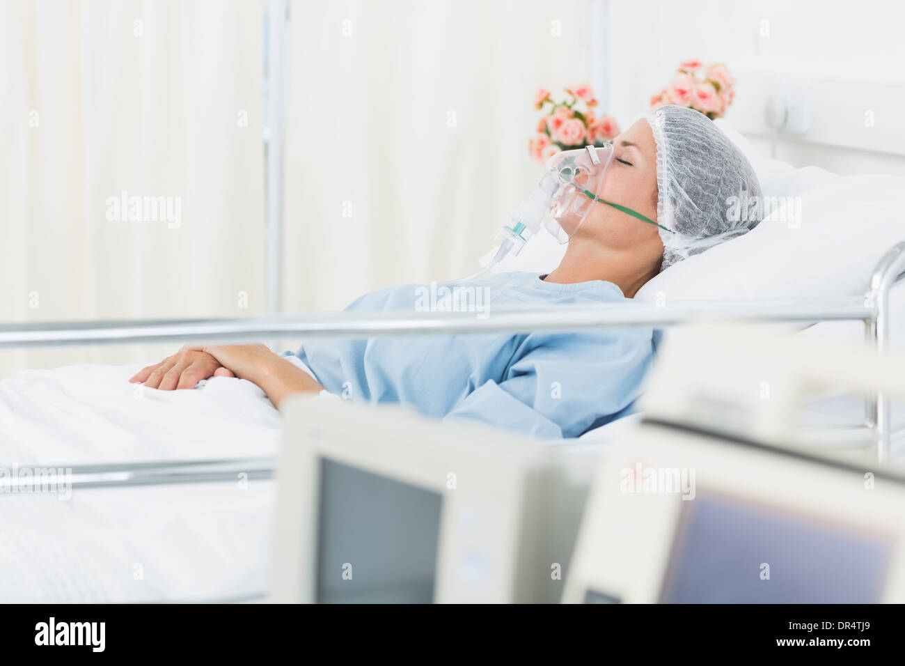 Female patient receiving artificial ventilation Banque D'Images