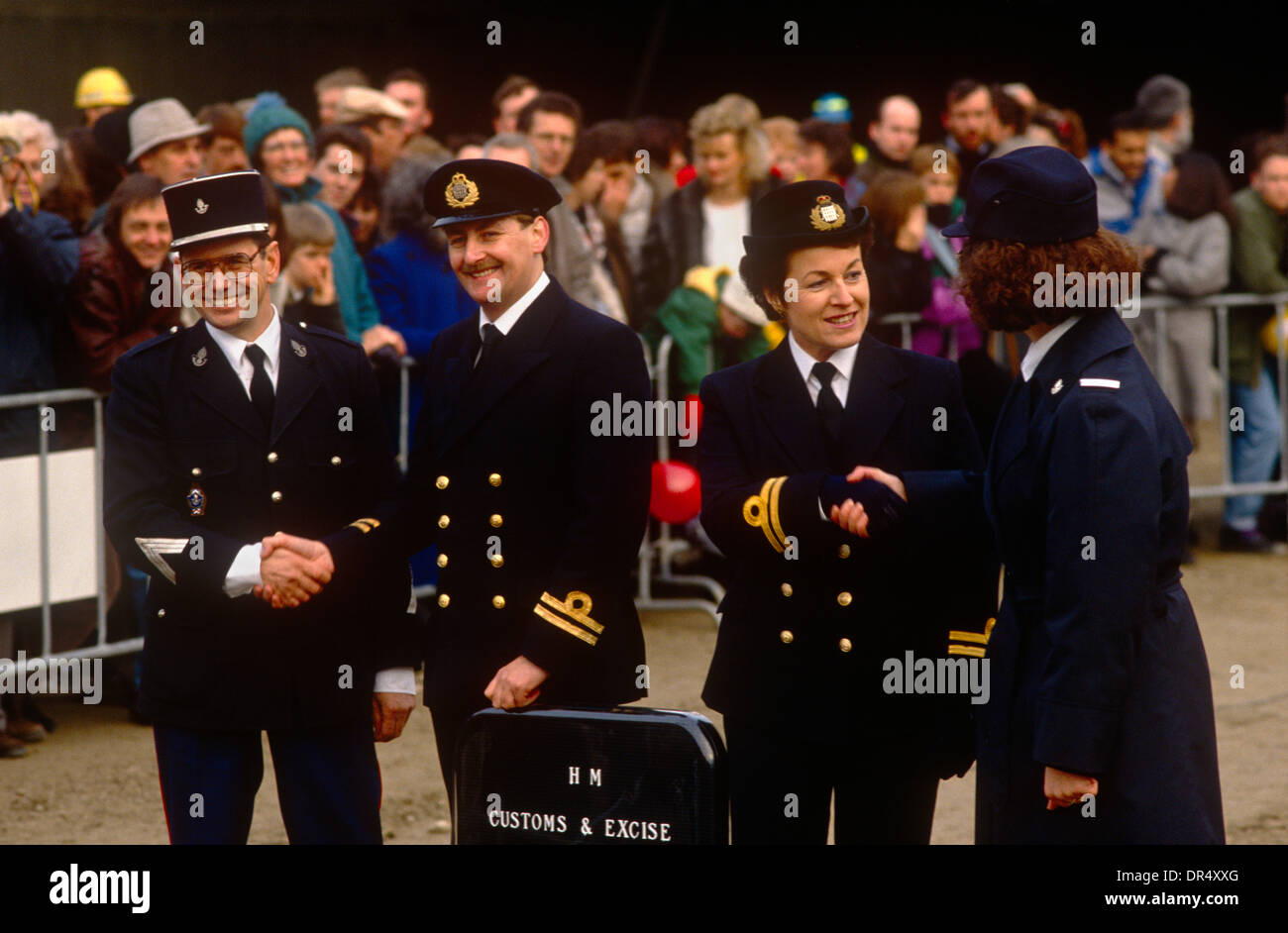 Les fonctionnaires des douanes britanniques et français se serrer la main lors d'une cérémonie pour ouvrir le tunnel dans le Kent, du côté britannique. Banque D'Images