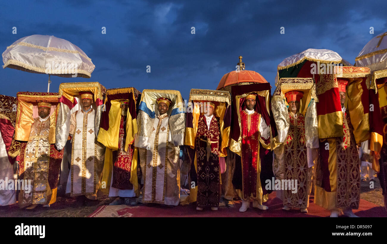 Addis Abeba, éthiopien . 18 janvier, 2014. Les prêtres portent le Tabot, un modèle de l'Arc d'Alliance, au cours d'une procession colorée de Timket célébrations de l'Epiphanie, commémorant le baptême de Jésus, le 18 janvier 2014 à Addis-Abeba. Crédit : Dereje Belachew/Alamy Live News Banque D'Images