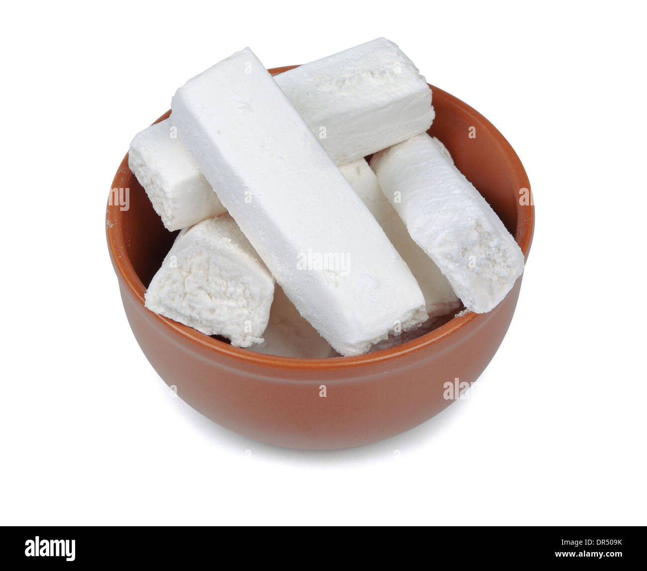 Les guimauves dans un bol sur un fond blanc Banque D'Images