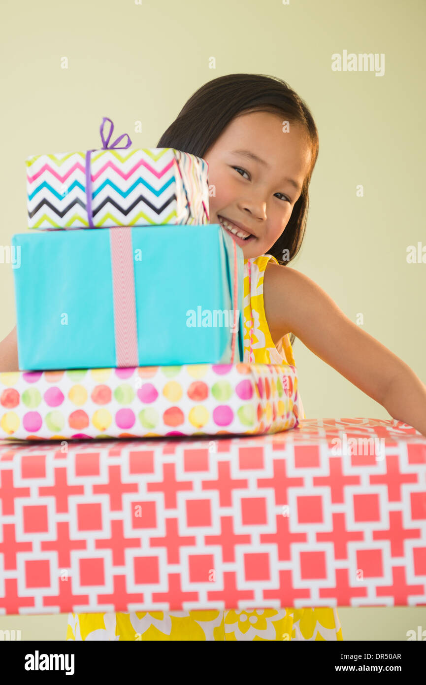 Korean girl holding pile de cadeaux emballés Banque D'Images