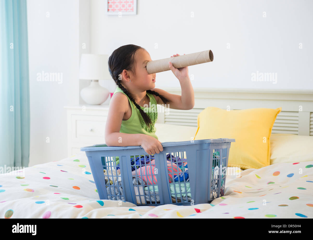 Korean girl looking through tube carton Banque D'Images