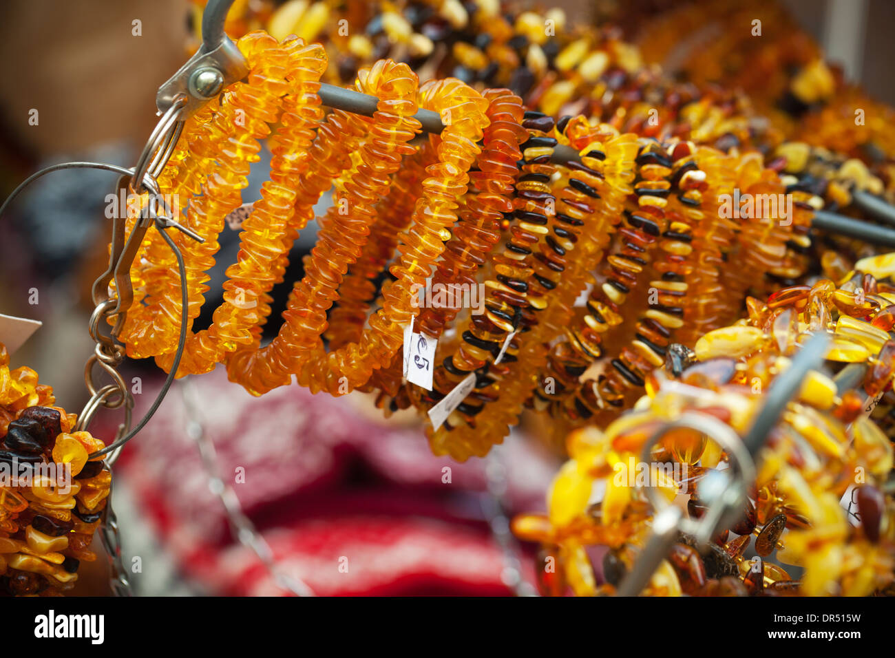 Bracelets de Perles d'ambre et sur le comptoir. Riga, Lettonie Banque D'Images