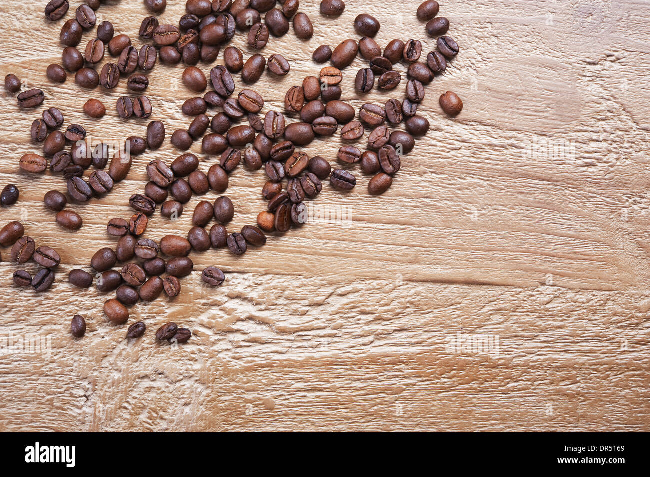 Café en grains comme arrière-plan sur la vieille table en bois Banque D'Images