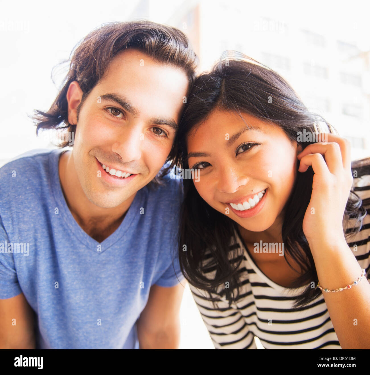 Couple smiling together outdoors Banque D'Images