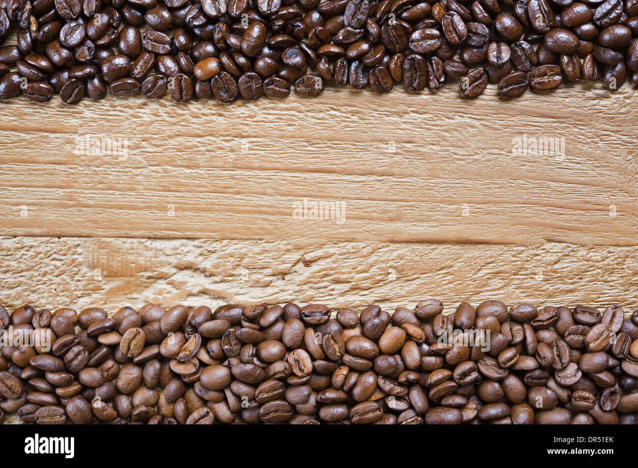Arrière-plan de grains de café à partir de deux différents types de café sur la table en bois ancien Banque D'Images