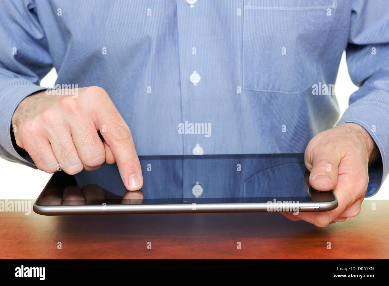 L'homme à l'aide d'un ordinateur tablette, Close Up. Banque D'Images