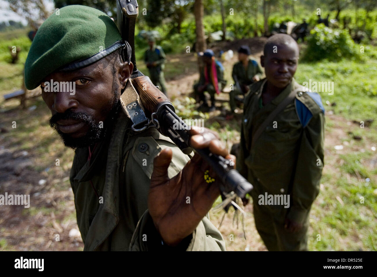 Dec 07, 2008 - Goma, République démocratique du Congo - des soldats congolais se rassemblent près de la ligne de front avec les forces du CNDP, à environ 15 km (9 miles) au nord de Goma, le dimanche, 7 décembre 2008. (Crédit Image : © T.J. Kirkpatrick/ZUMA Press) Banque D'Images
