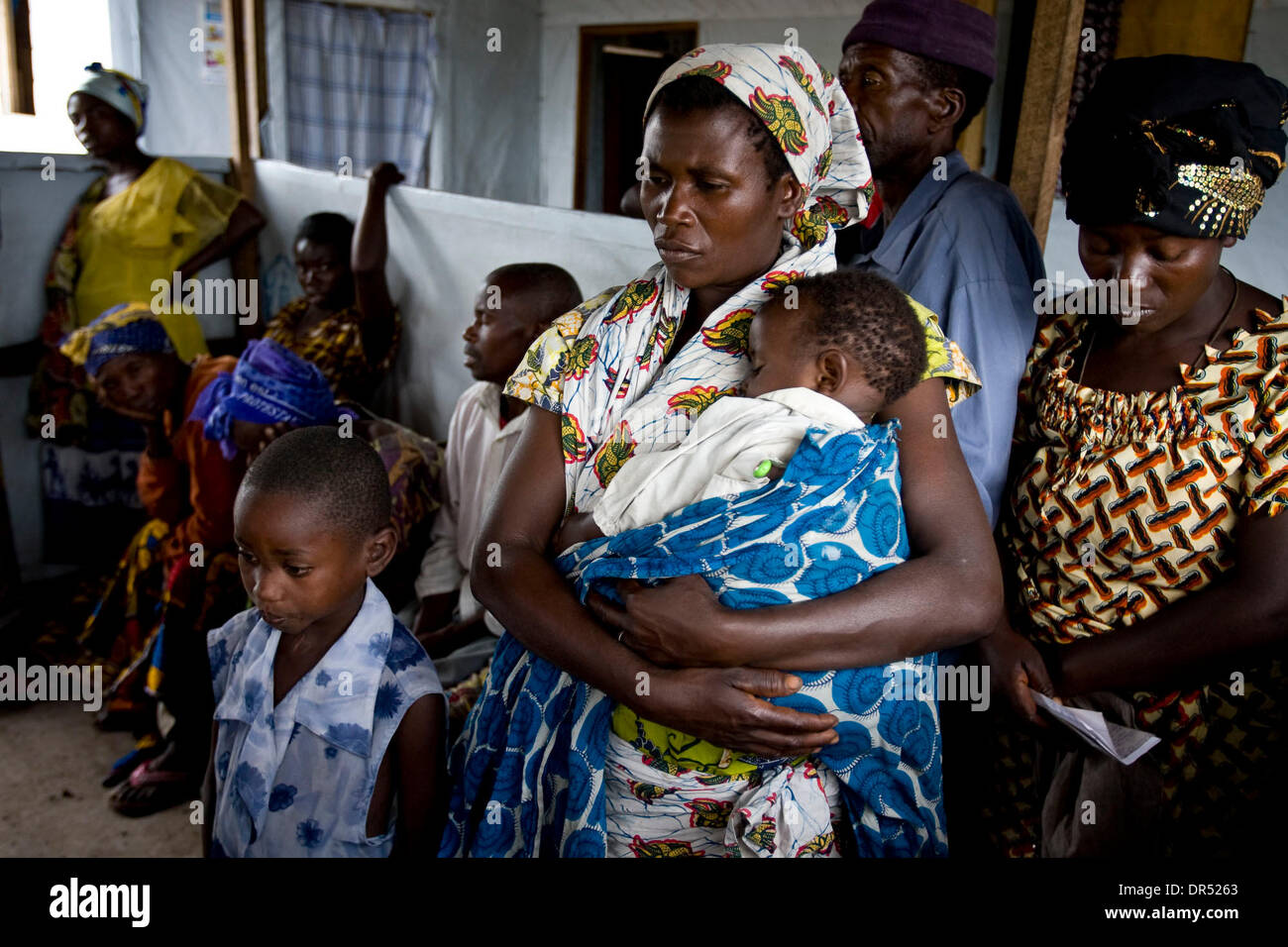 Le 09 décembre 2008 - Goma, République démocratique du Congo Congolais déplacés - attendre pour recevoir des soins médicaux à la clinique de Bulengo Camp, à l'ouest de Goma, l'un des plus grands IDP (personnes déplacées) camps près de la capitale provinciale (crédit de réfugiés. Image : © T.J. Kirkpatrick/ZUMA Press) Banque D'Images