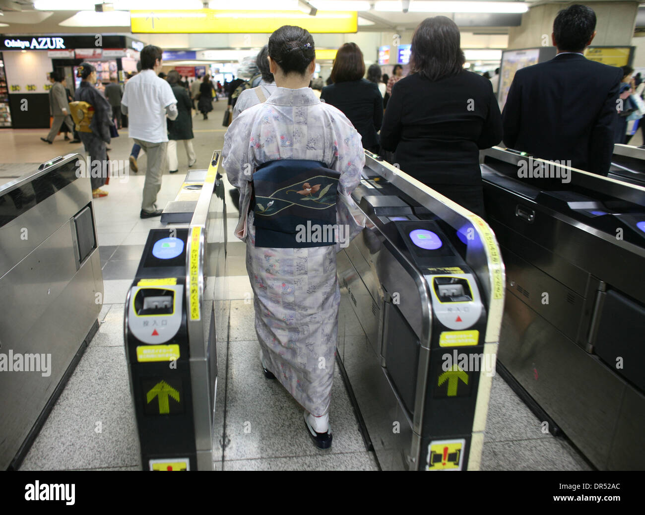 Les femmes portant un kimono traditionnel, une femme entre dans le métro. Le système de métro de Tokyo est bien développée et organisée. Avec les trains arrivant toutes les deux minutes, certaines stations peuvent transporter plus d'un million de passagers par jour. Banque D'Images