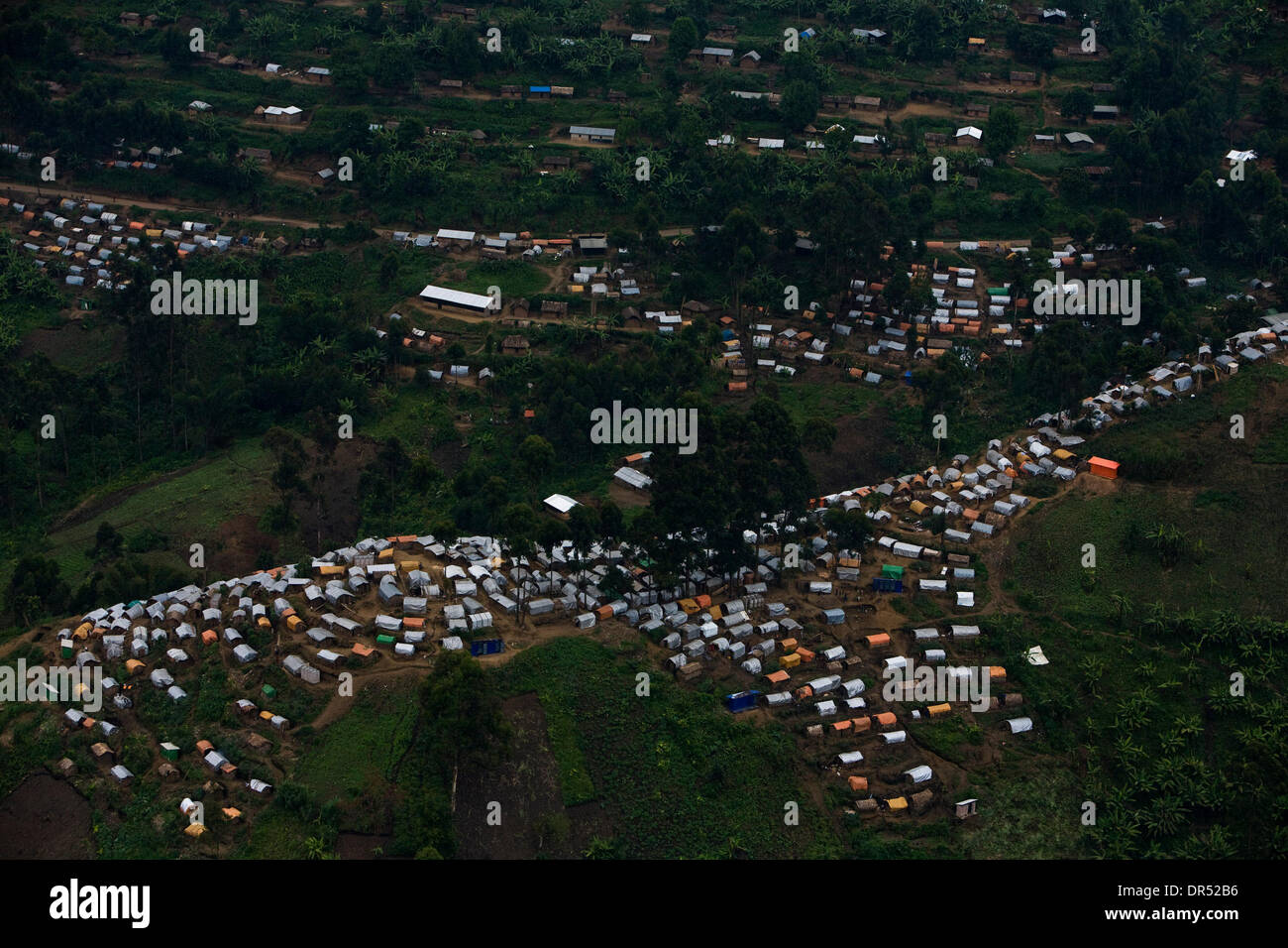 18 déc 2008 - Masisi, en République démocratique du Congo - Le et Bihito Lushubere IDP (personnes déplacées à l'intérieur des camps) s'étendent sur les collines près de Masisi, à 88 km (55 milles) à l'ouest de Goma, le Mercredi, Décembre 17, 2008. (Crédit Image : © T.J. Kirkpatrick/ZUMA Press) Banque D'Images