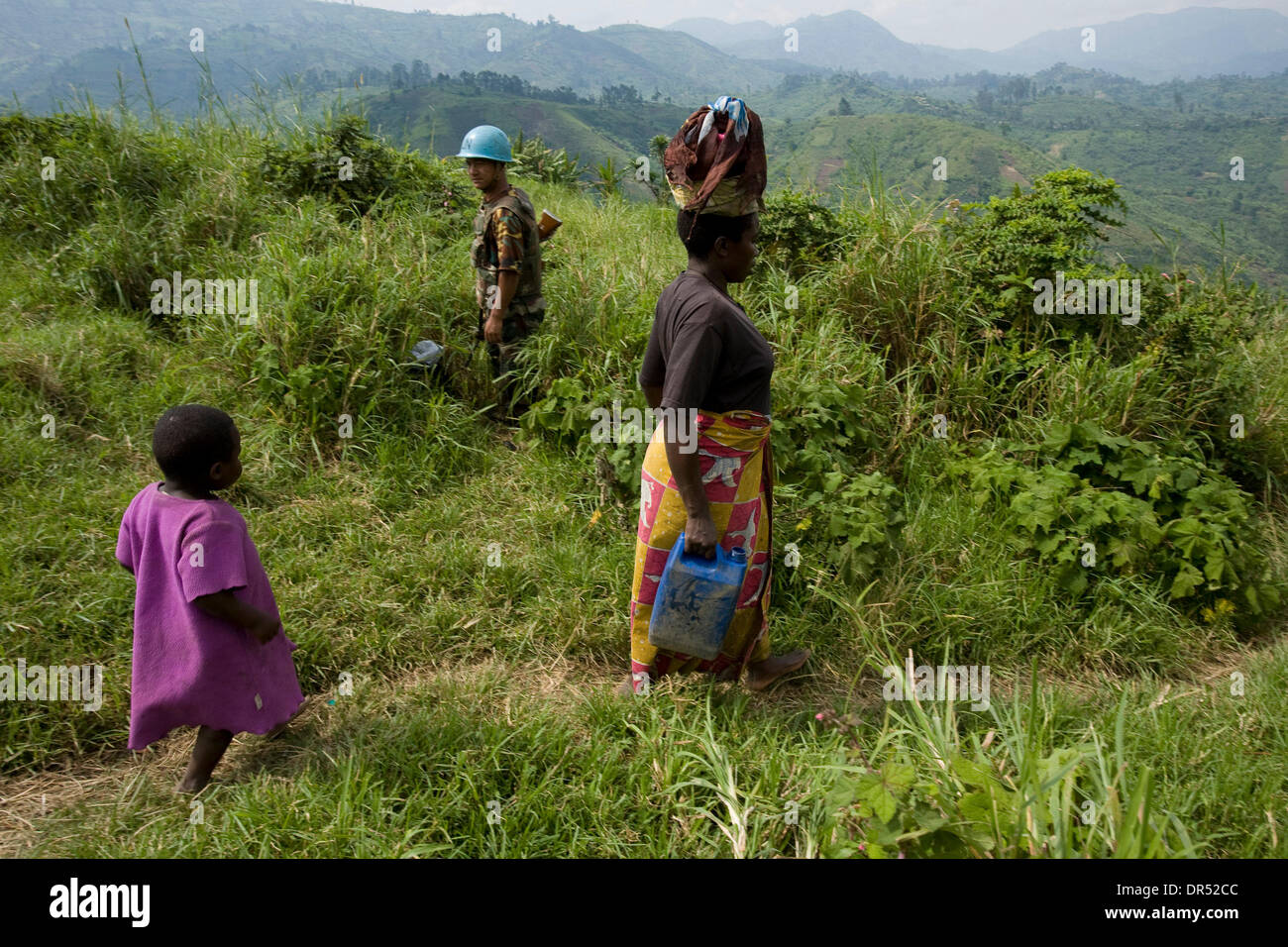 Dec 23, 2008 - Masisi, en République démocratique du Congo - une femme congolaise et de l'enfant passer devant un soldat de la MONUC occupant un emploi près d'un champ utilisé comme un hélicoptère à l'atterrissage à Masisi, à 88 km (55 milles) au nord-ouest de Goma, le Mardi, Décembre 23, 2008. (Crédit Image : © T.J. Kirkpatrick/ZUMA Press) Banque D'Images