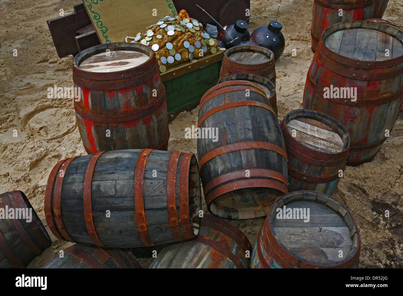Dec 27, 2008 - San Andres, Colombie-Britannique - barils de couleur rouille se trouvent à côté d'autres accessoires utilisés pour l'expérience touristique fourni par le capitaine Henry Morgan. (Crédit Image : © Ton Koene/ZUMApress.com) Banque D'Images