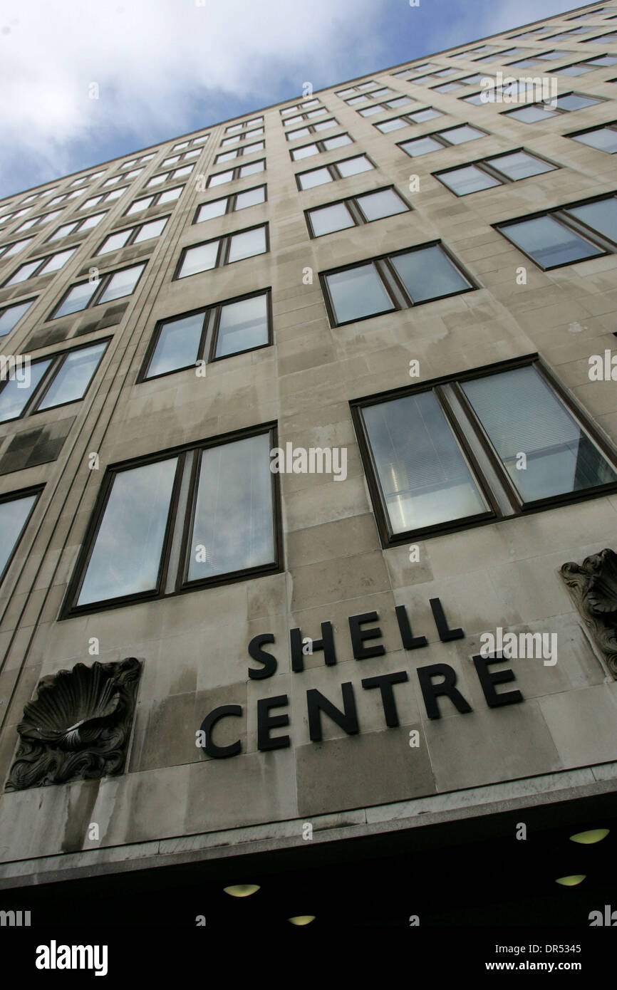 Jan 29, 2009 - Londres, Angleterre, Royaume-Uni - Siège de Shell dans le centre de Londres. Le géant pétrolier Royal Dutch Shell a affiché une forte baisse des bénéfices trimestriels après les prix du pétrole ont chuté de façon remarquable à la fin de l'année dernière. Bénéfice pour les trois derniers mois de 2008 a chuté à $4.8bn (€3.4Bn), en baisse de 28  % par rapport à la même période il y a un an et 56  % de moins qu'au trimestre précédent. B Banque D'Images