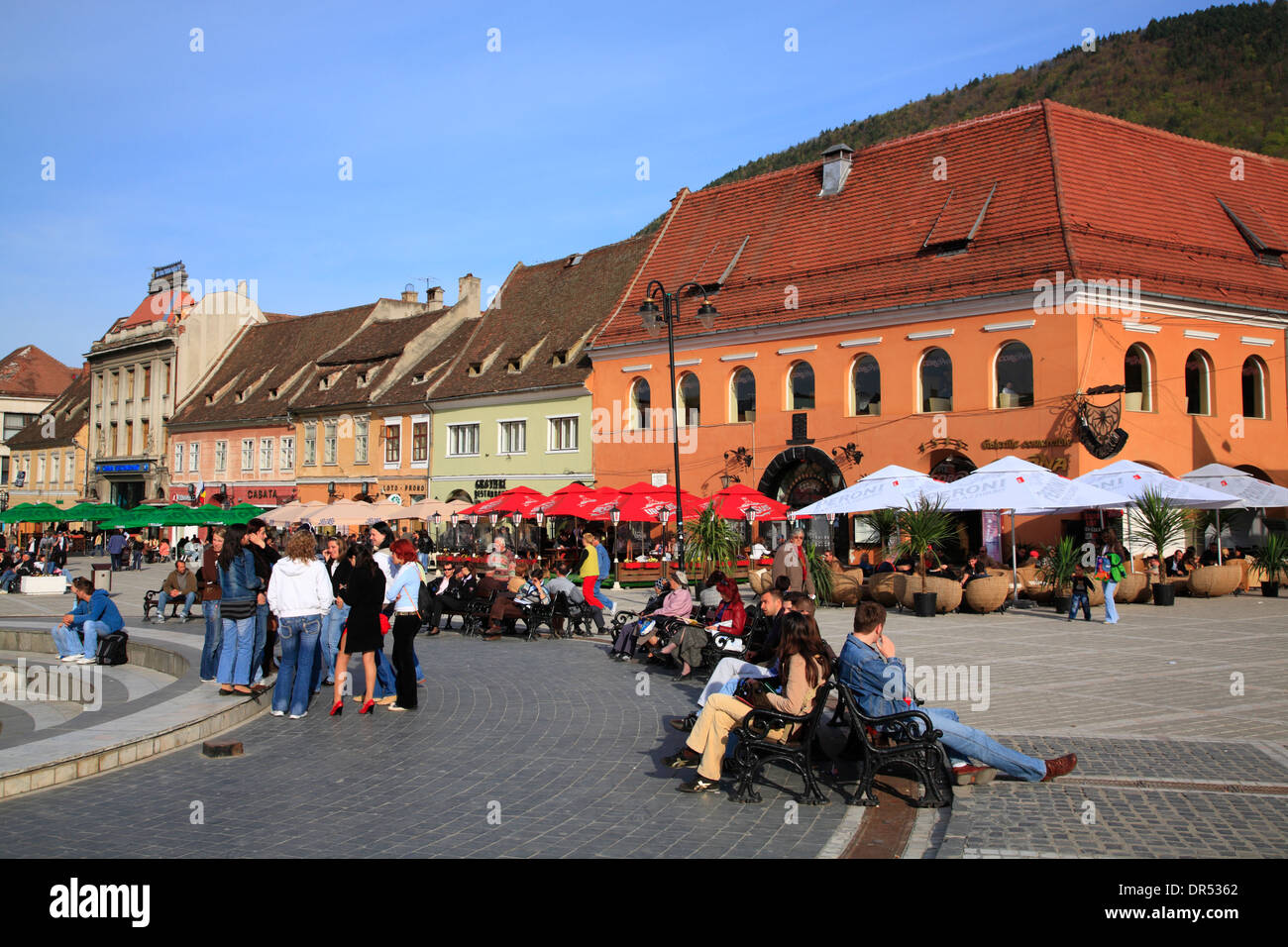 Les jeunes à Piata Sfatului square dans le centre de Brasov (Kronstadt), Transylvanie, Roumanie, Europe Banque D'Images