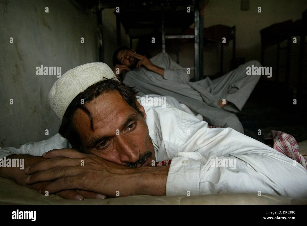 Feb 09, 2009 - Peshawar, Pakistan - Peshawar a des dizaines de sites où les toxicomanes vivent dans de petites communautés, généralement sous les ponts ou dans les égouts, les rats et autres vermines.. Des milliers d'héroïne toxicomanes vivent sous les ponts de Peshawar, Pakistan occidental. La plupart d'entre eux volent dans le but d'acheter de la drogue qui est très bon marché et disponible pour 1 euro par tir d'afghanistan. (Cred Banque D'Images