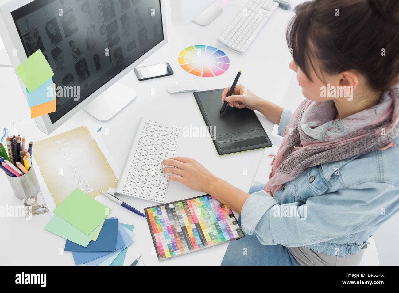 Dessin de l'artiste quelque chose sur tablette graphique at office Banque D'Images