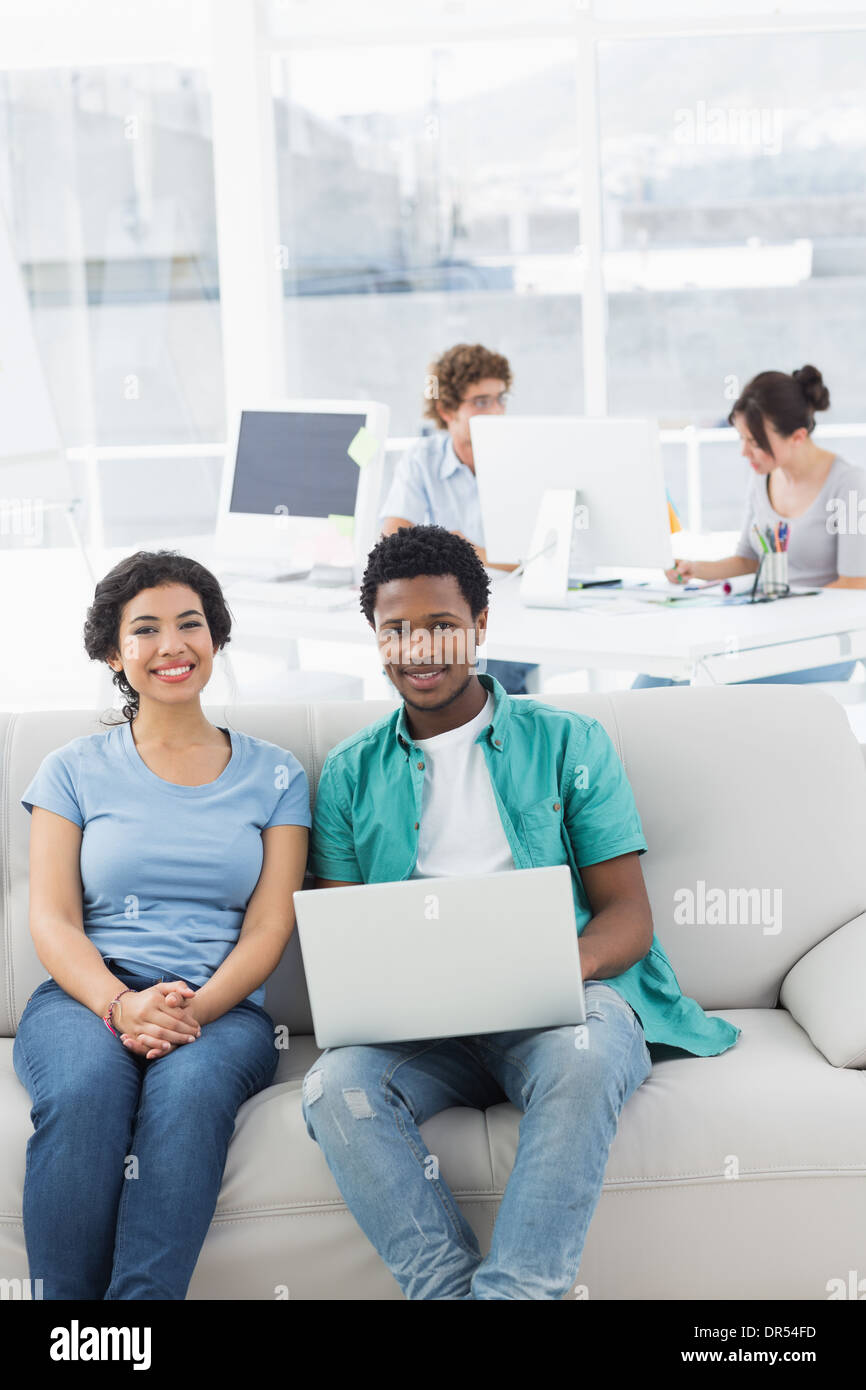 Couple avec des collègues de bureau de création Banque D'Images