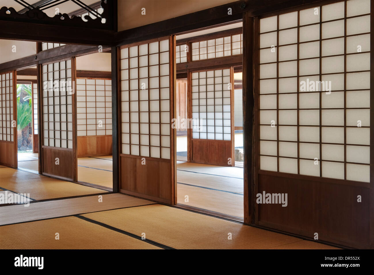 Portes ou écrans coulissants (shoji) à l'intérieur de la maison de thé Kikugetsutei (pavillon de la Lune), construite en 1640 dans le jardin de Ritsurin-koen Banque D'Images
