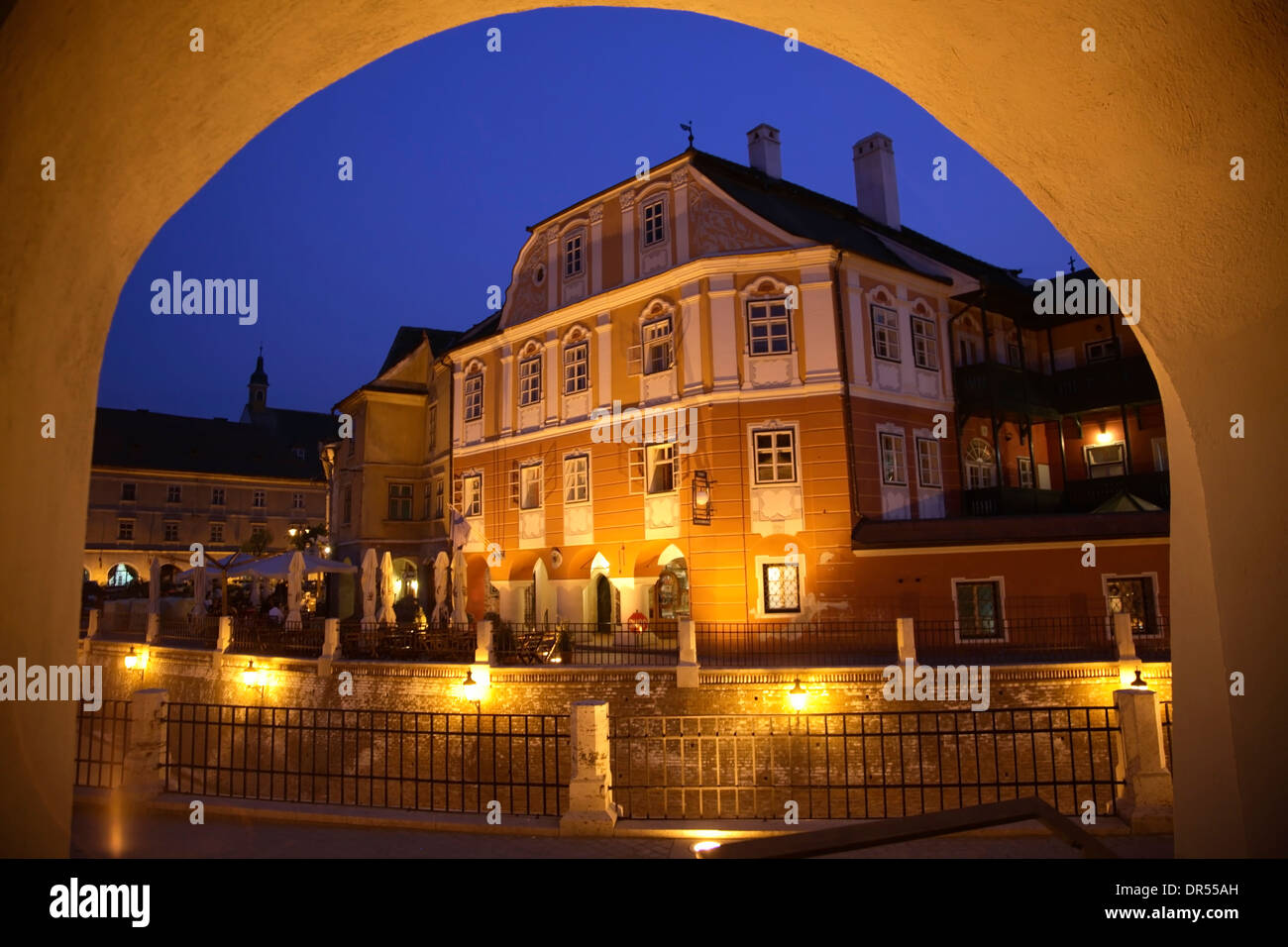Luxembourg maison la nuit, Piata Mica, Sibiu (Hermannstadt), Transylvanie, Roumanie, Europe Banque D'Images