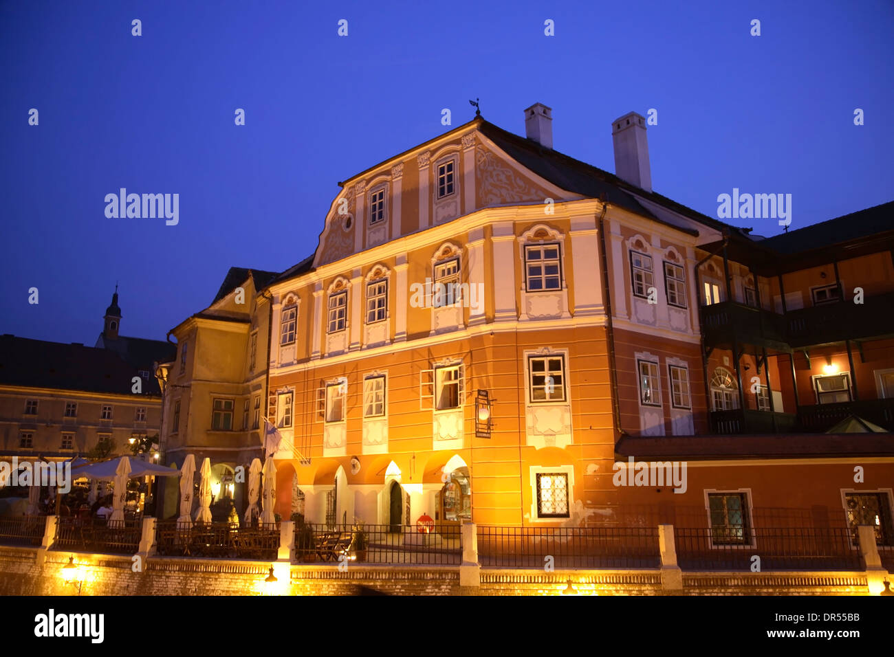 Luxembourg maison la nuit, Piata Mica, Sibiu (Hermannstadt), Transylvanie, Roumanie, Europe Banque D'Images