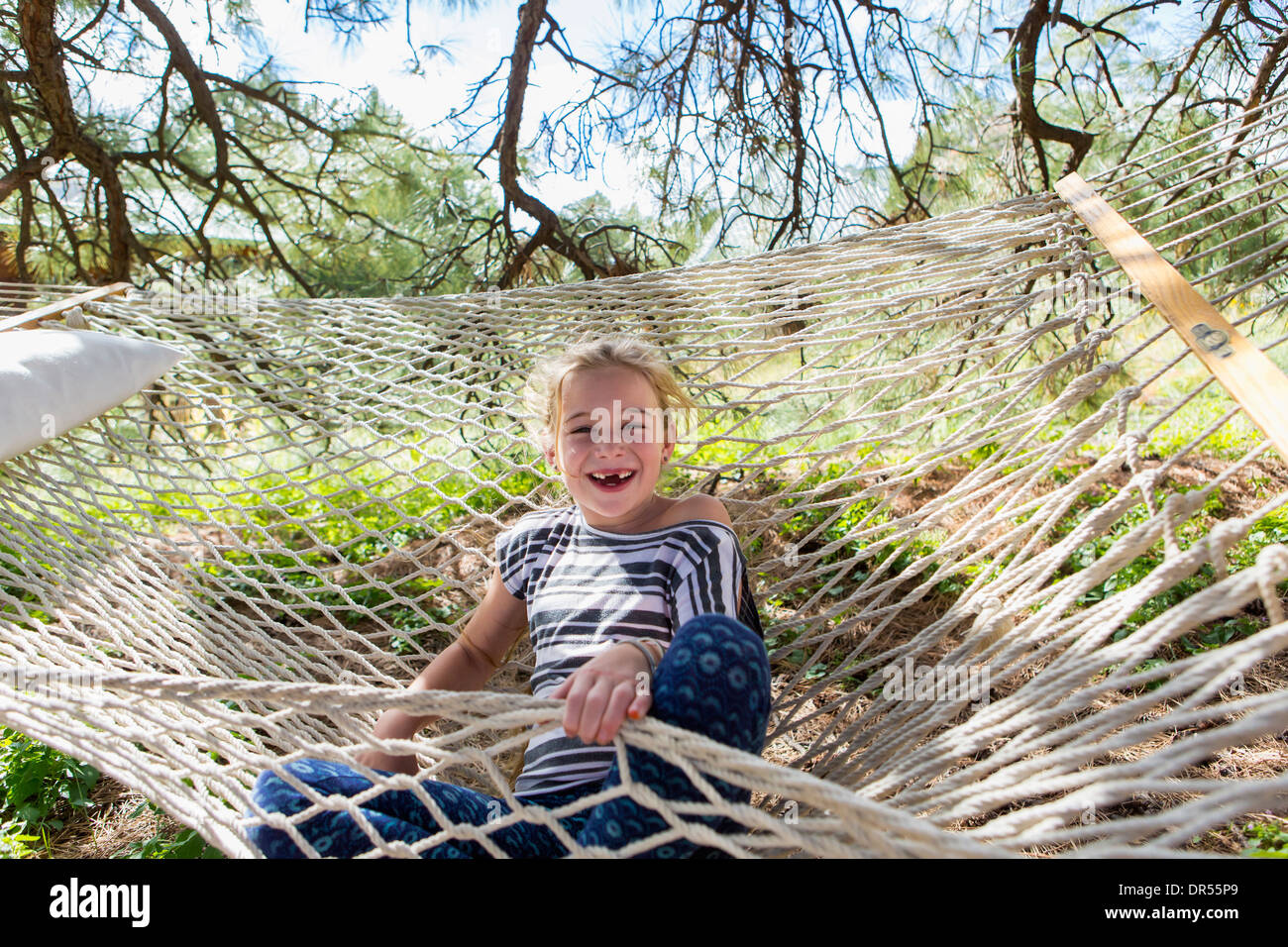 Caucasian girl laughing in hammock Banque D'Images