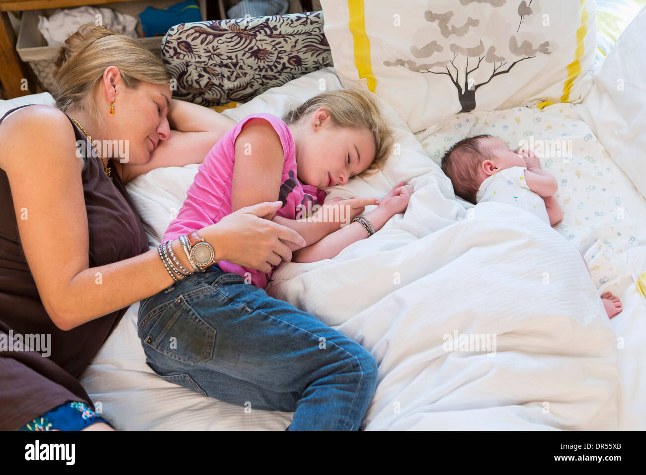 Caucasian family on bed Banque D'Images
