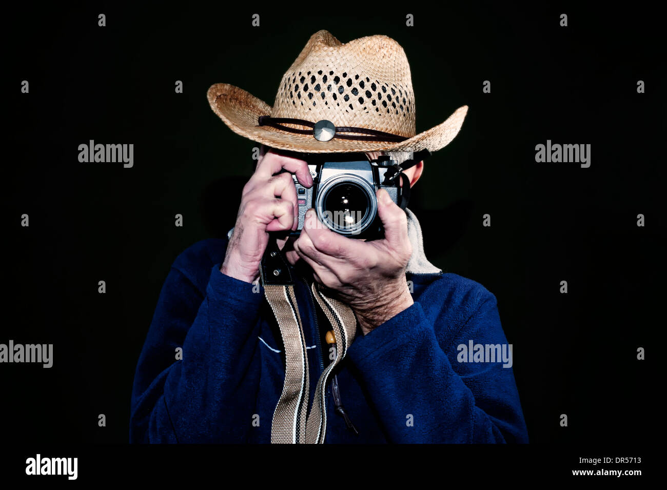 Man wearing cowboy hat photographier avec appareil photo vintage Banque D'Images